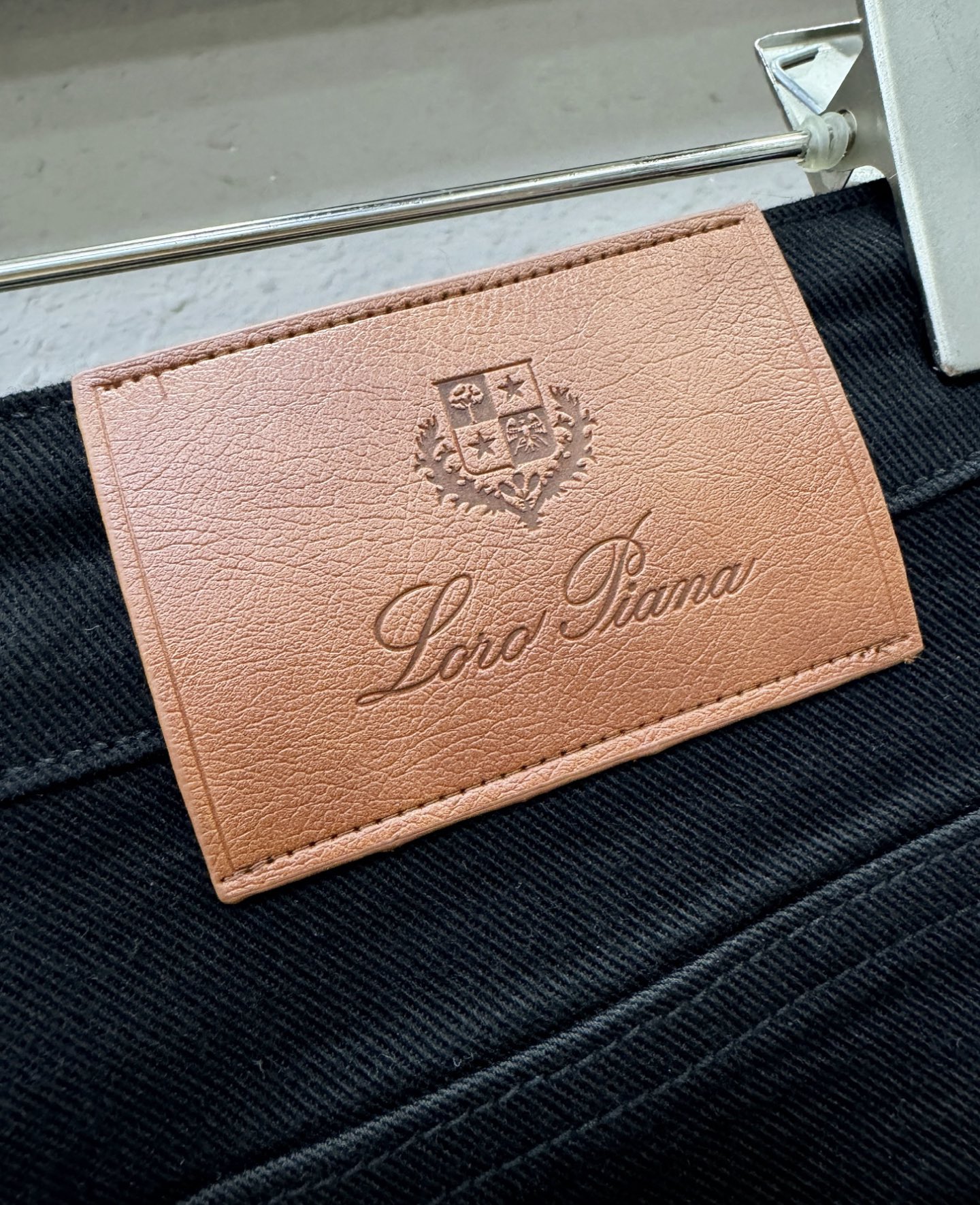 Loro Piana诺悠翩雅 专柜新品，原版牛仔裤 原版重工打造，品牌经典LOGO设计，三标齐全！原版五