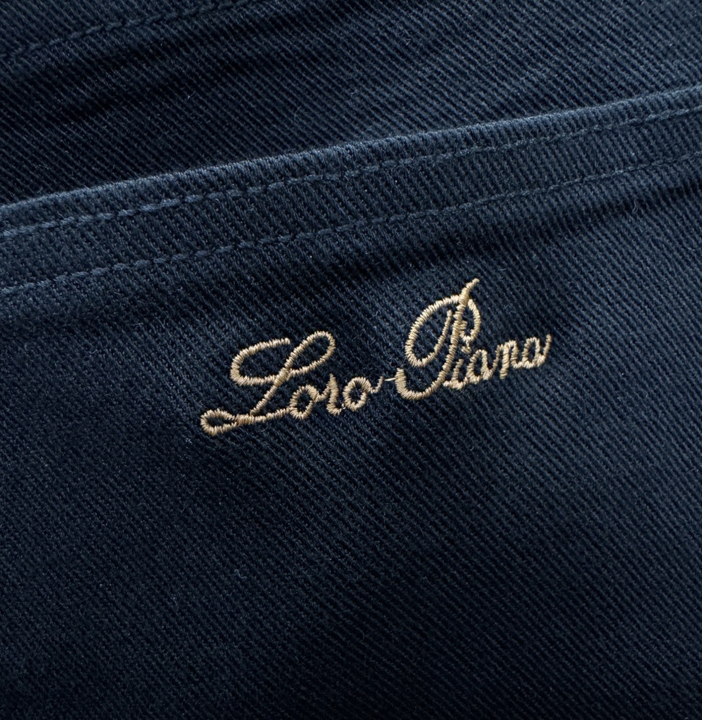 Loro Piana诺悠翩雅 专柜新品，原版牛仔裤 原版重工打造，品牌经典LOGO设计，三标齐全！原版五