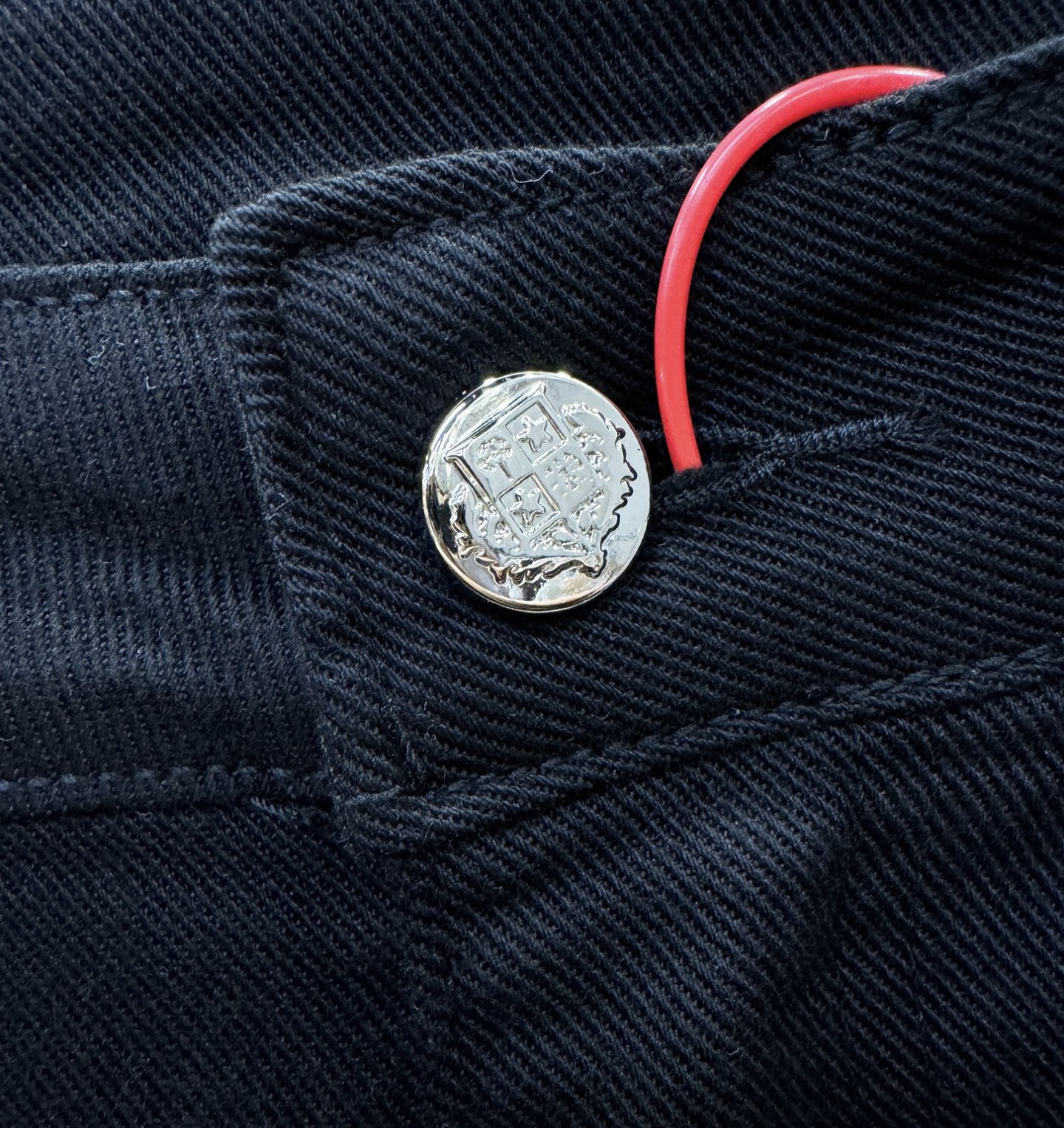 Loro Piana诺悠翩雅 专柜新品，原版牛仔裤 原版重工打造，品牌经典LOGO设计，三标齐全！原版五