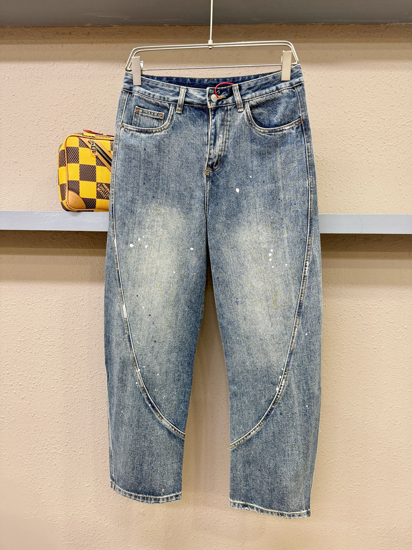 Dior迪奥 专柜新品，原版牛仔裤 原版重工打造，品牌经典LOGO设计，三标齐全！原版五金辅料。专柜定制