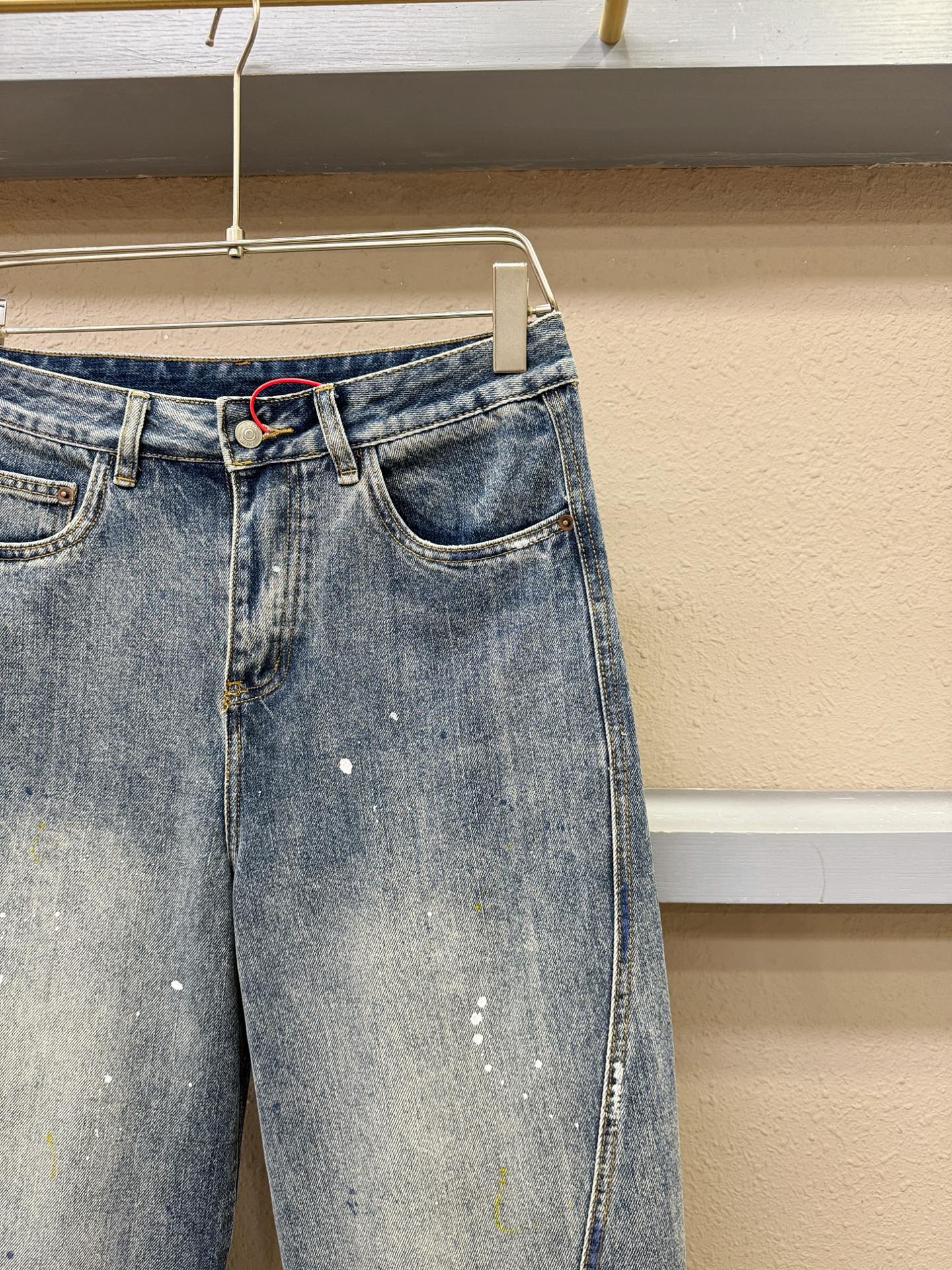 Dior迪奥 专柜新品，原版牛仔裤 原版重工打造，品牌经典LOGO设计，三标齐全！原版五金辅料。专柜定制