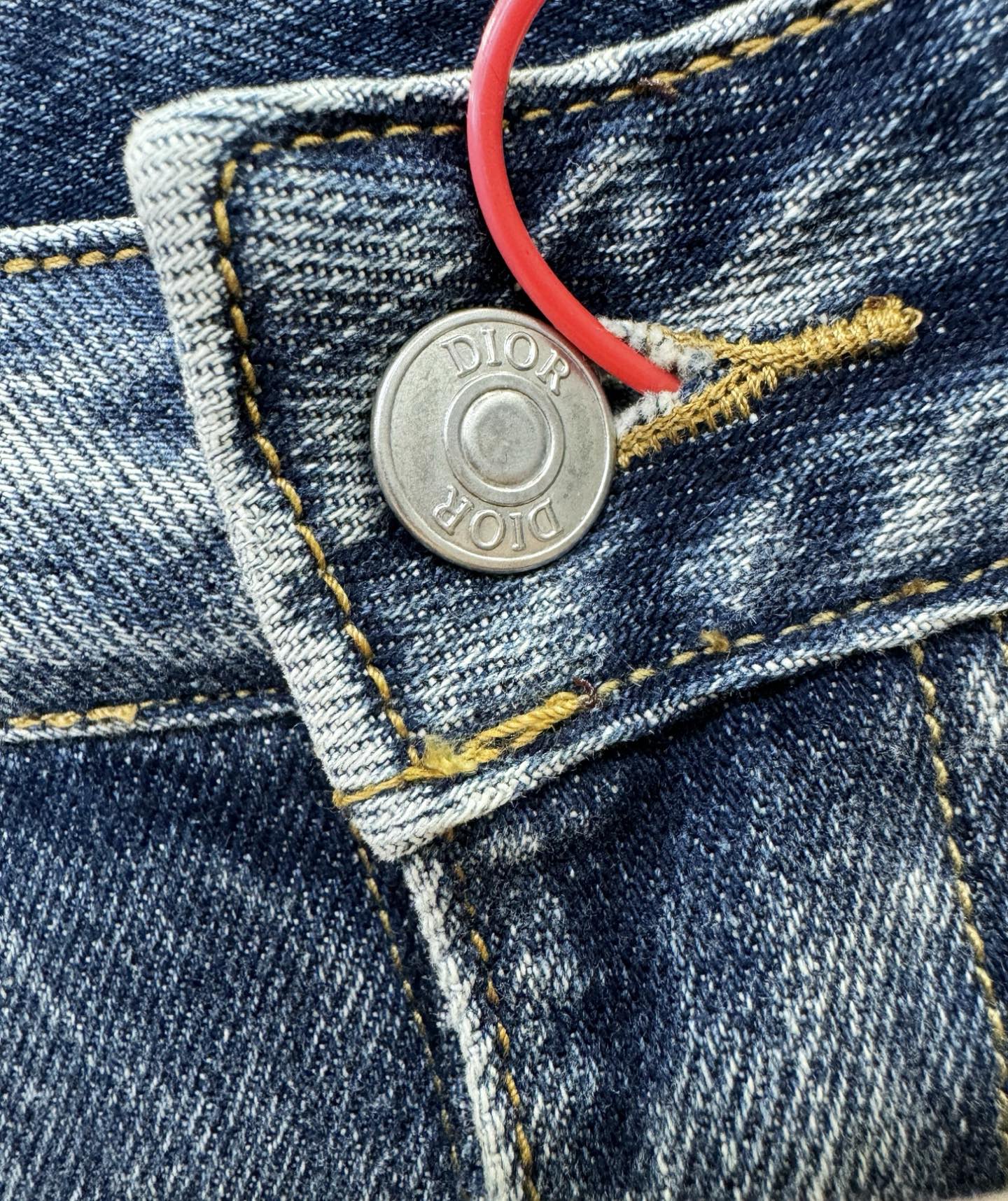 Dior迪奥 专柜新品，原版牛仔裤 原版重工打造，品牌经典LOGO设计，三标齐全！原版五金辅料。专柜定制