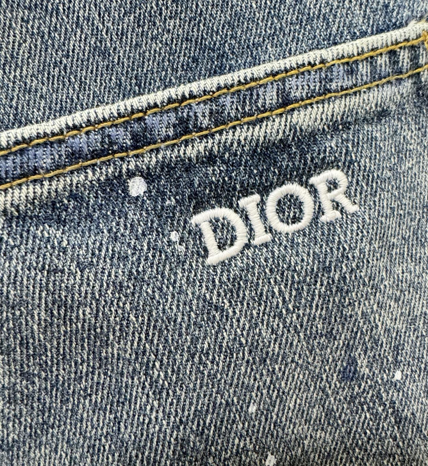 Dior迪奥 专柜新品，原版牛仔裤 原版重工打造，品牌经典LOGO设计，三标齐全！原版五金辅料。专柜定制