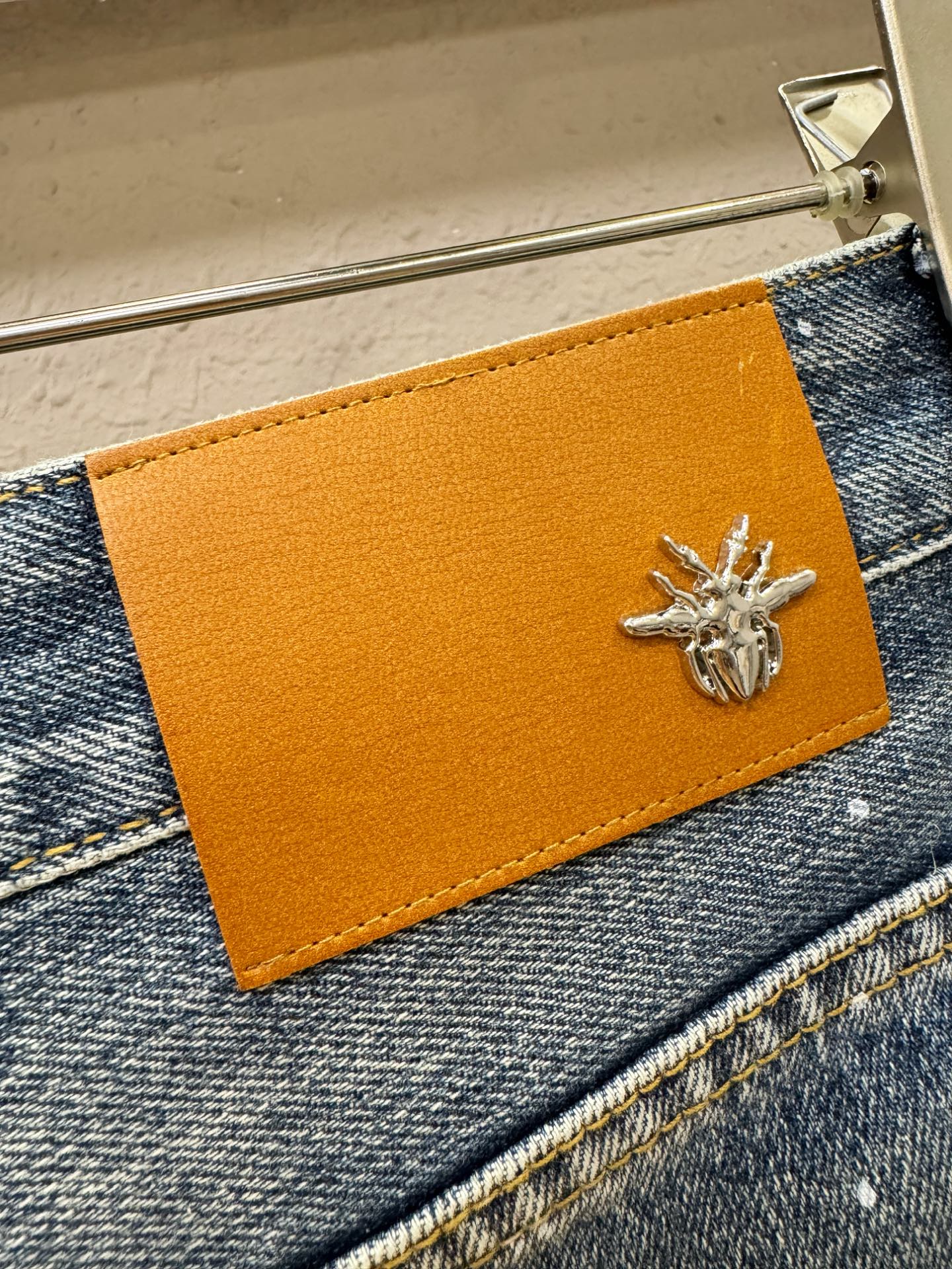 Dior迪奥 专柜新品，原版牛仔裤 原版重工打造，品牌经典LOGO设计，三标齐全！原版五金辅料。专柜定制