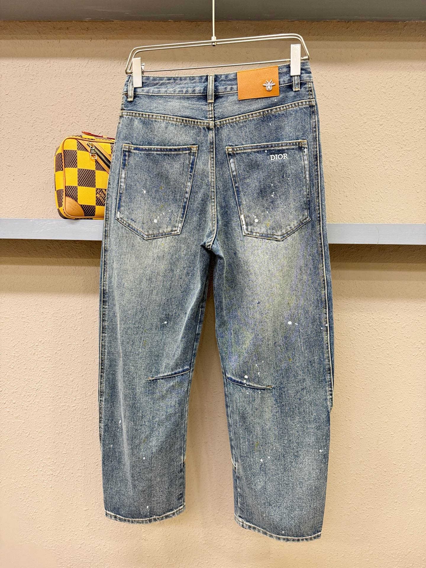 Dior迪奥 专柜新品，原版牛仔裤 原版重工打造，品牌经典LOGO设计，三标齐全！原版五金辅料。专柜定制