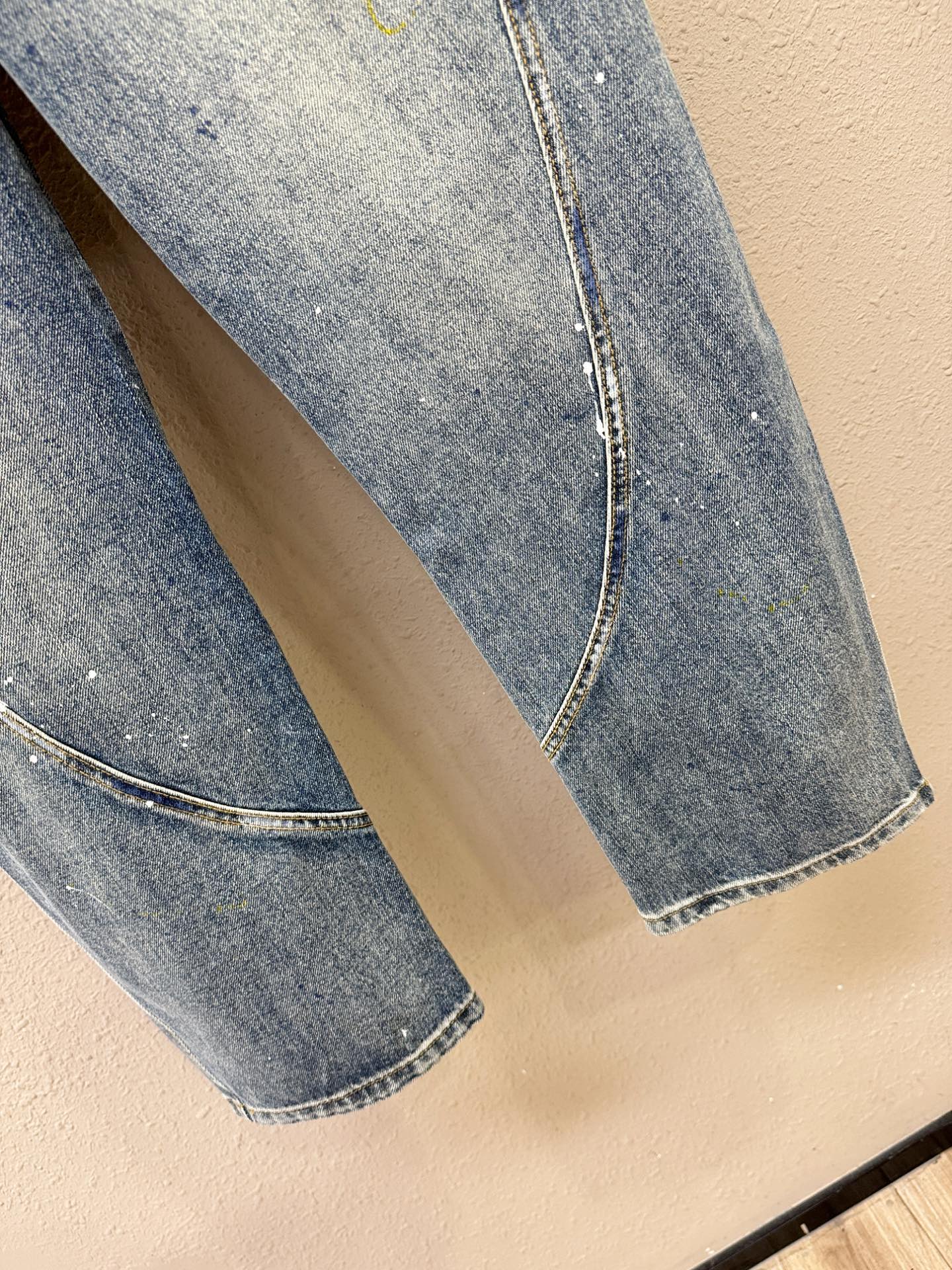 Dior迪奥 专柜新品，原版牛仔裤 原版重工打造，品牌经典LOGO设计，三标齐全！原版五金辅料。专柜定制