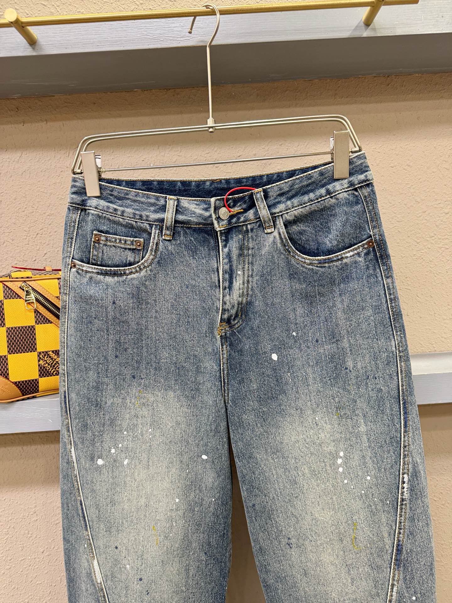 Dior迪奥 专柜新品，原版牛仔裤 原版重工打造，品牌经典LOGO设计，三标齐全！原版五金辅料。专柜定制