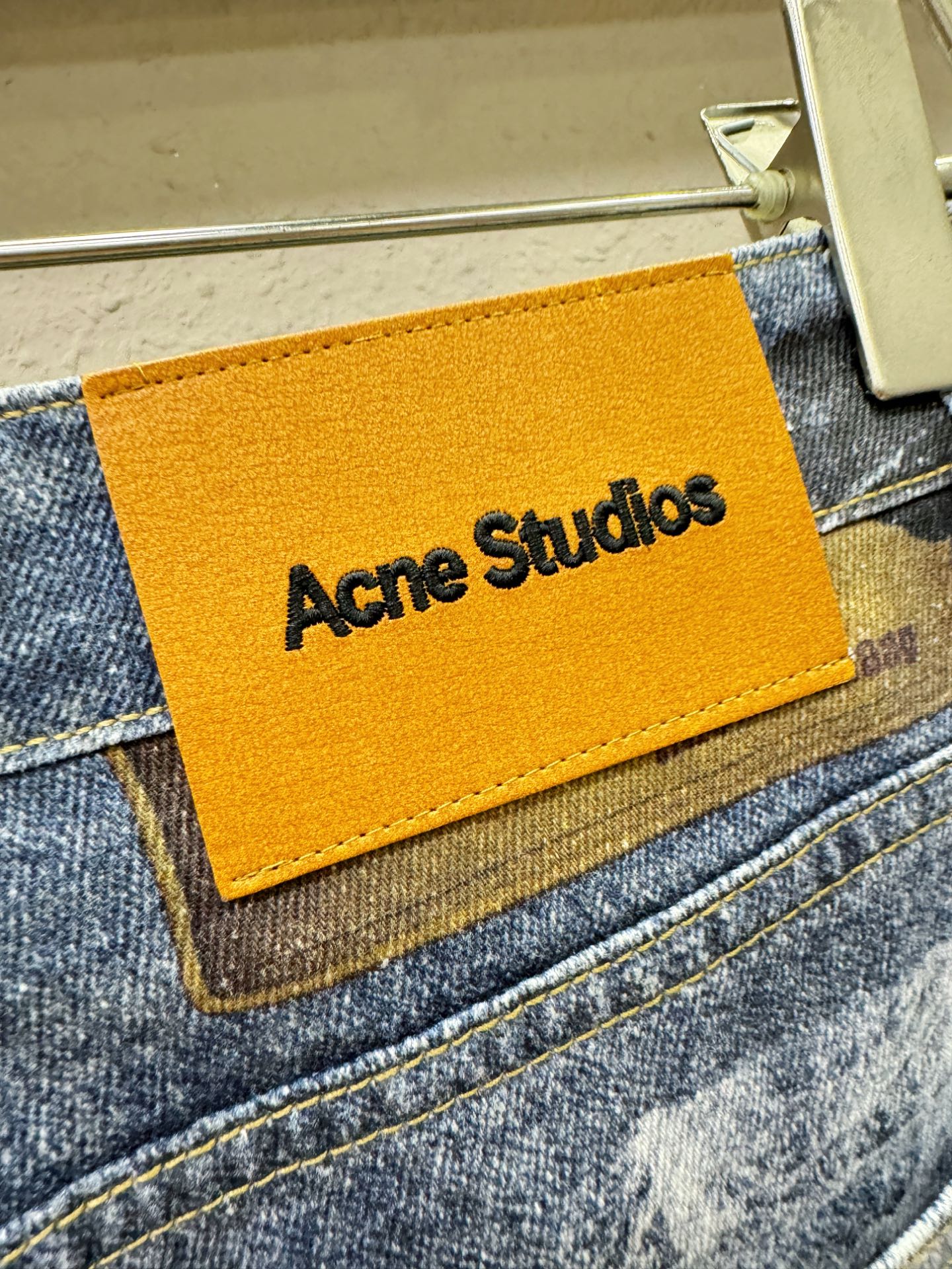 Acne Studlos 专柜新品，原版牛仔裤 原版重工打造，品牌经典LOGO设计，三标齐全！原版五金辅