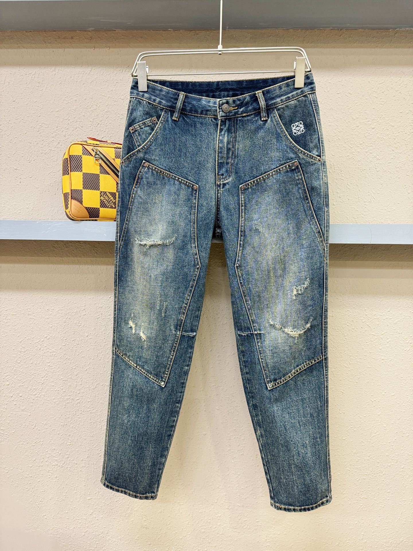 LOEWE罗意威 专柜新品，原版牛仔裤 原版重工打造，品牌经典LOGO设计，三标齐全！原版五金辅料。专柜