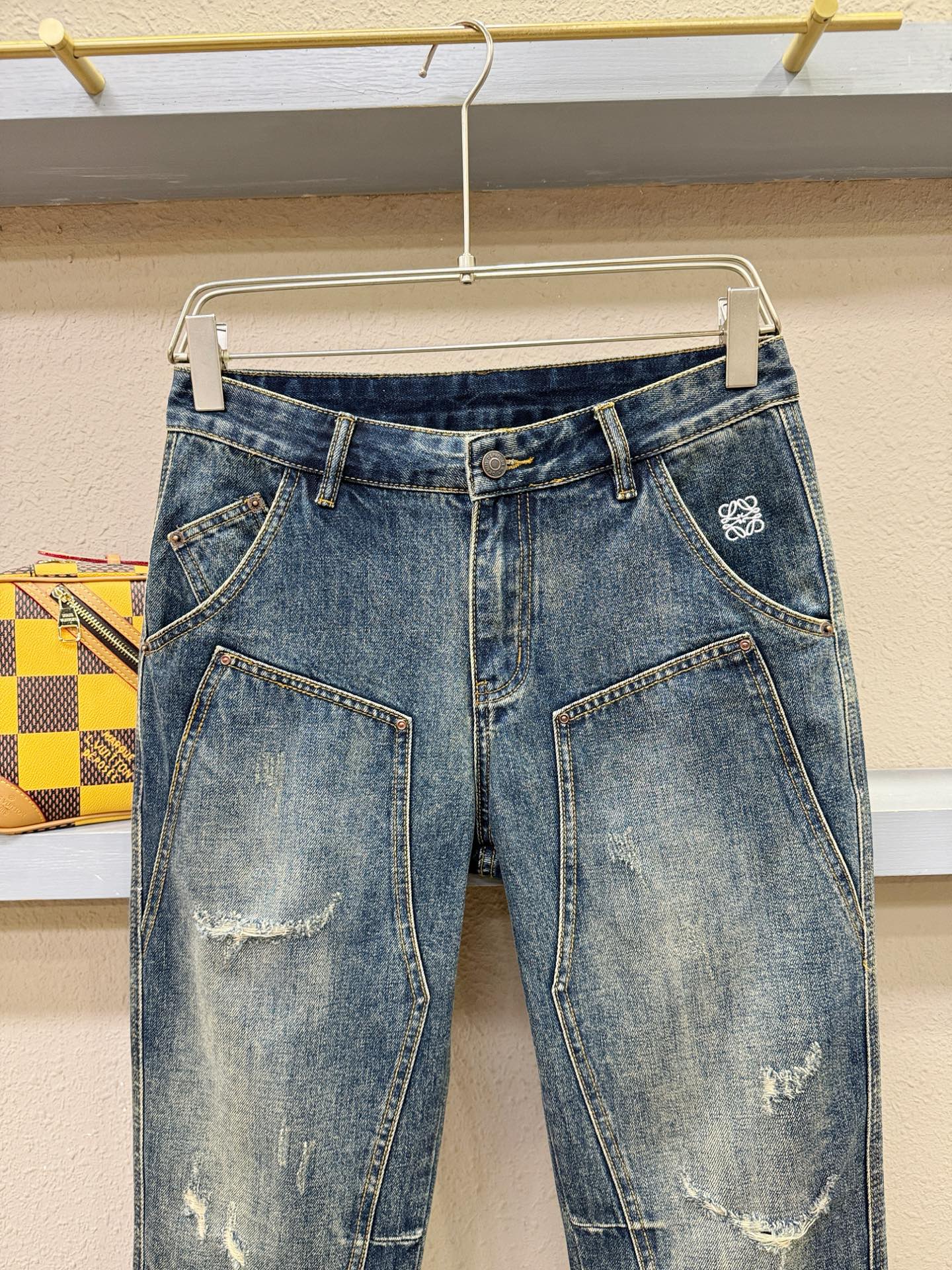 LOEWE罗意威 专柜新品，原版牛仔裤 原版重工打造，品牌经典LOGO设计，三标齐全！原版五金辅料。专柜