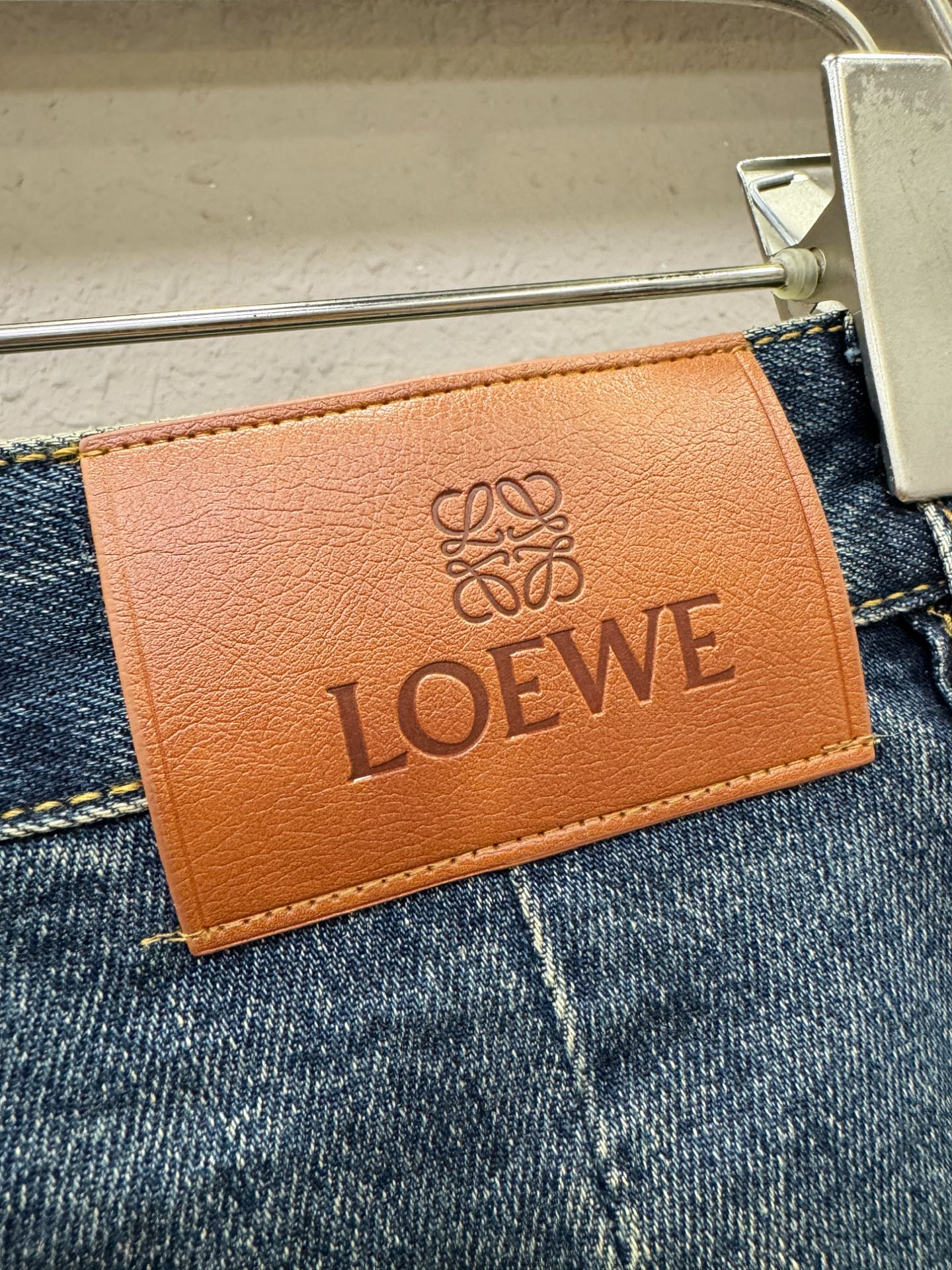 LOEWE罗意威 专柜新品，原版牛仔裤 原版重工打造，品牌经典LOGO设计，三标齐全！原版五金辅料。专柜
