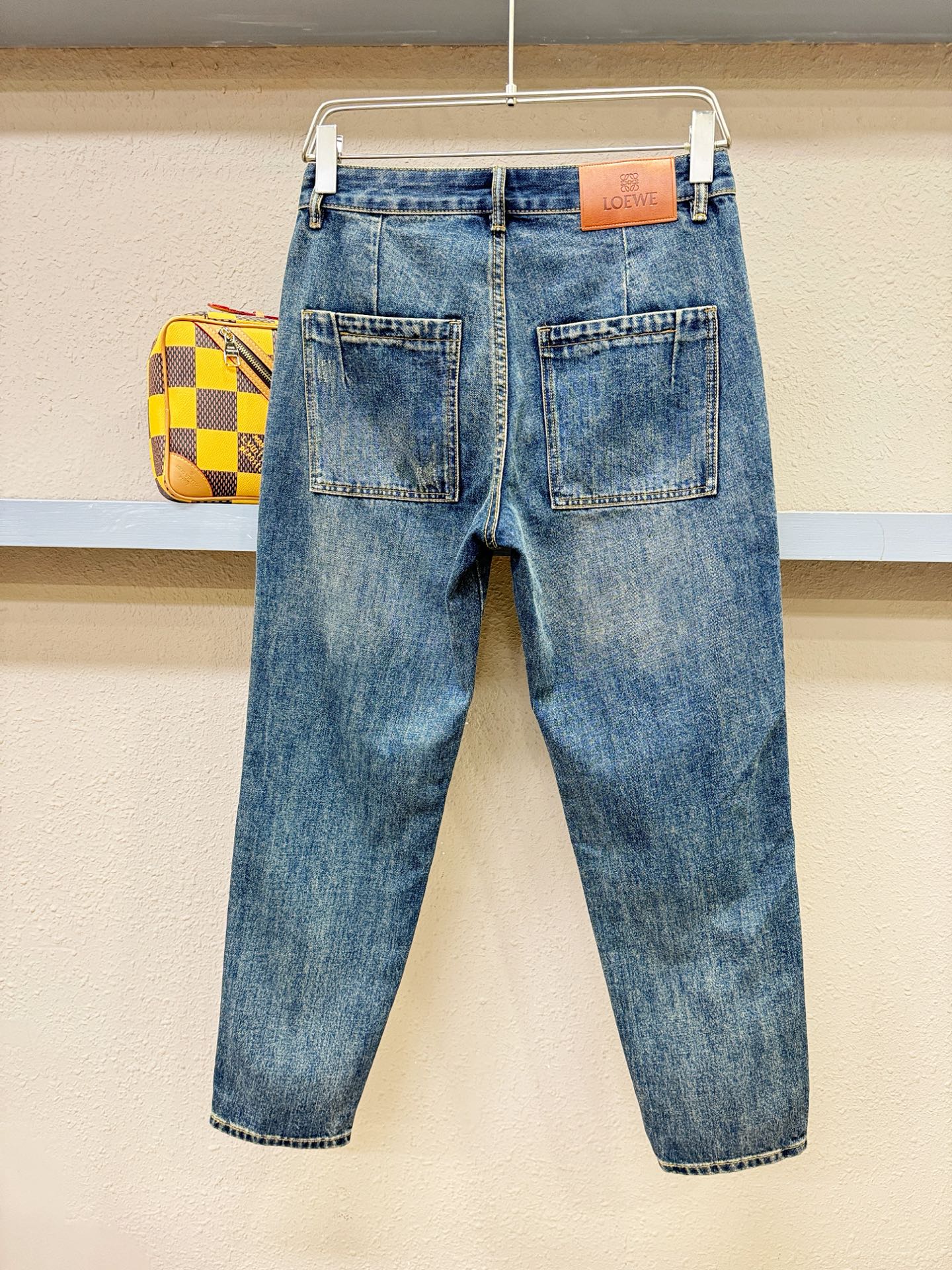 LOEWE罗意威 专柜新品，原版牛仔裤 原版重工打造，品牌经典LOGO设计，三标齐全！原版五金辅料。专柜