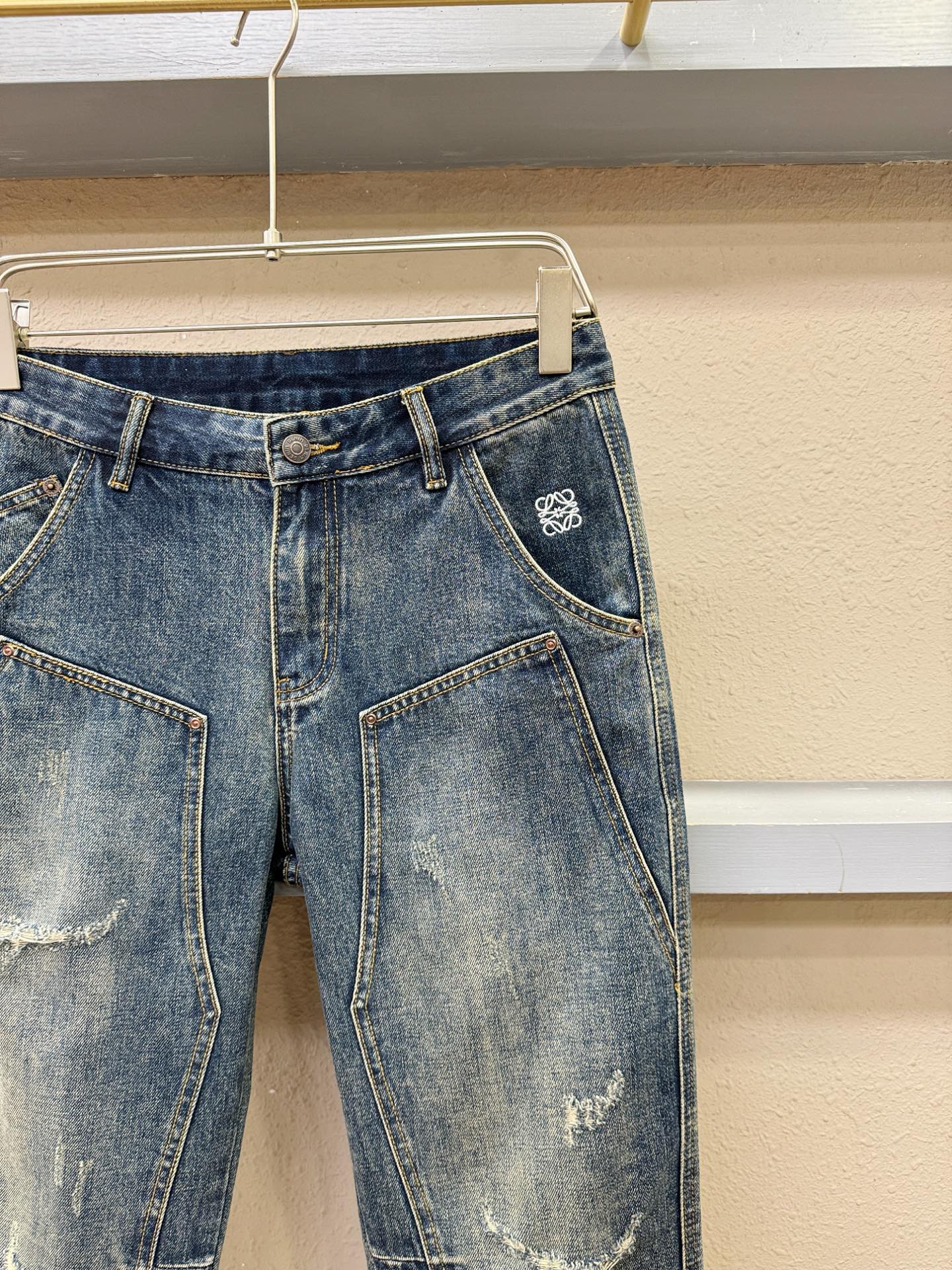 LOEWE罗意威 专柜新品，原版牛仔裤 原版重工打造，品牌经典LOGO设计，三标齐全！原版五金辅料。专柜