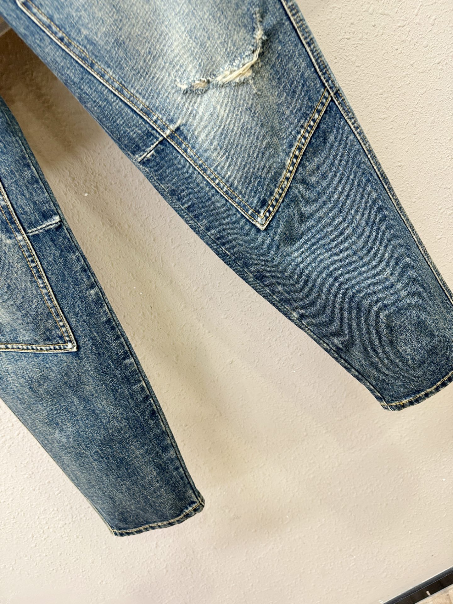 LOEWE罗意威 专柜新品，原版牛仔裤 原版重工打造，品牌经典LOGO设计，三标齐全！原版五金辅料。专柜