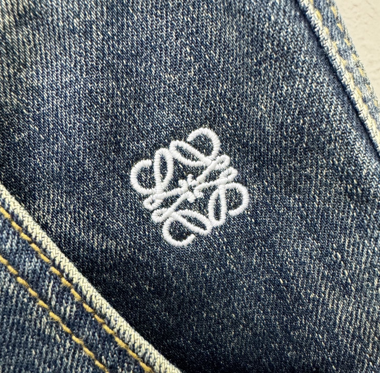 LOEWE罗意威 专柜新品，原版牛仔裤 原版重工打造，品牌经典LOGO设计，三标齐全！原版五金辅料。专柜