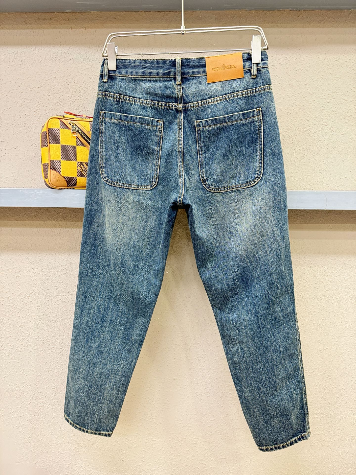 Moncler蒙口 专柜新品，原版牛仔裤 原版重工打造，品牌经典LOGO设计，三标齐全！原版五金辅料。专