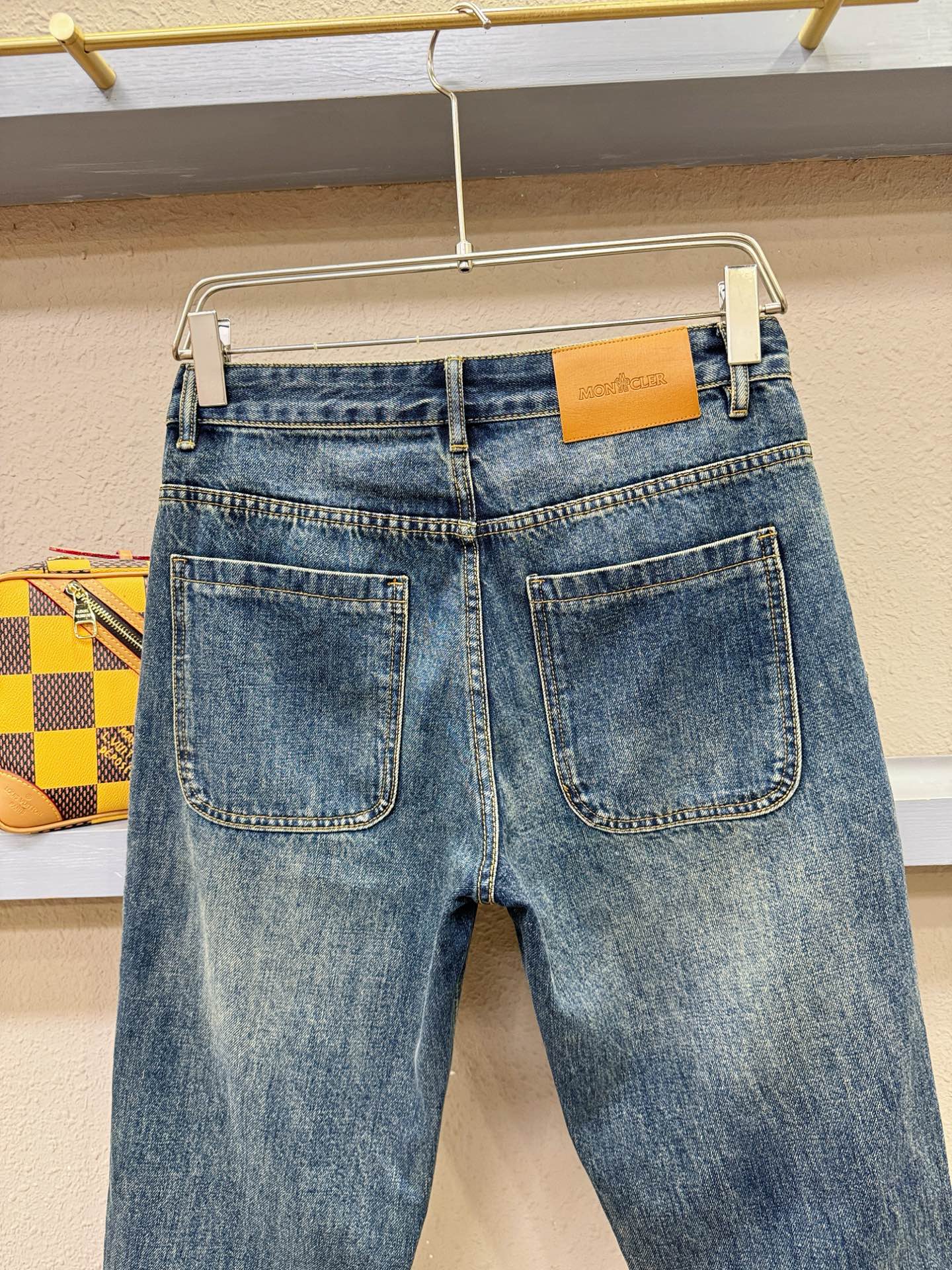 Moncler蒙口 专柜新品，原版牛仔裤 原版重工打造，品牌经典LOGO设计，三标齐全！原版五金辅料。专