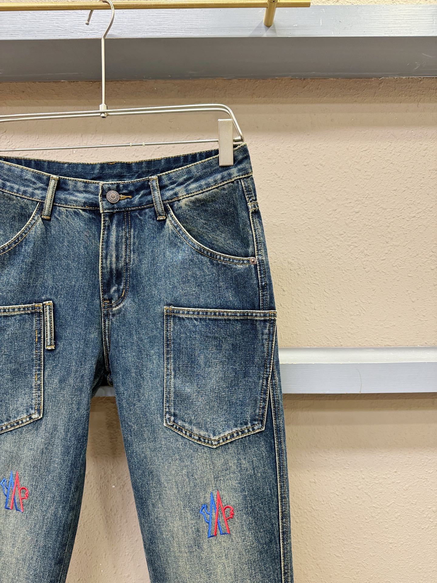 Moncler蒙口 专柜新品，原版牛仔裤 原版重工打造，品牌经典LOGO设计，三标齐全！原版五金辅料。专