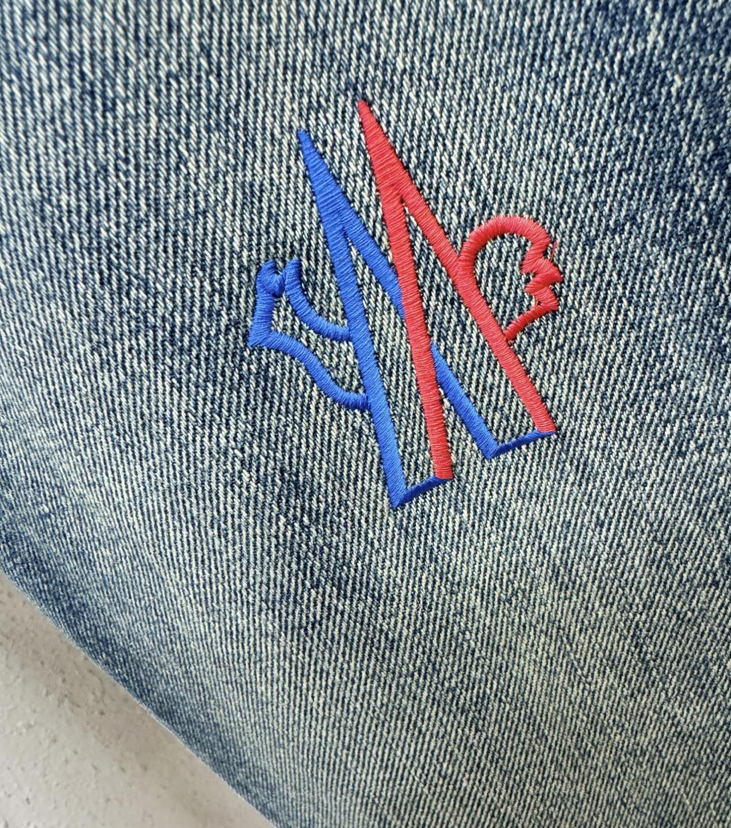 Moncler蒙口 专柜新品，原版牛仔裤 原版重工打造，品牌经典LOGO设计，三标齐全！原版五金辅料。专