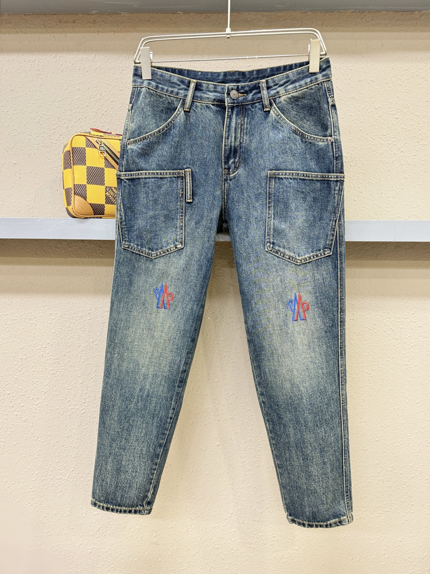 Moncler蒙口 专柜新品，原版牛仔裤 原版重工打造，品牌经典LOGO设计，三标齐全！原版五金辅料。专