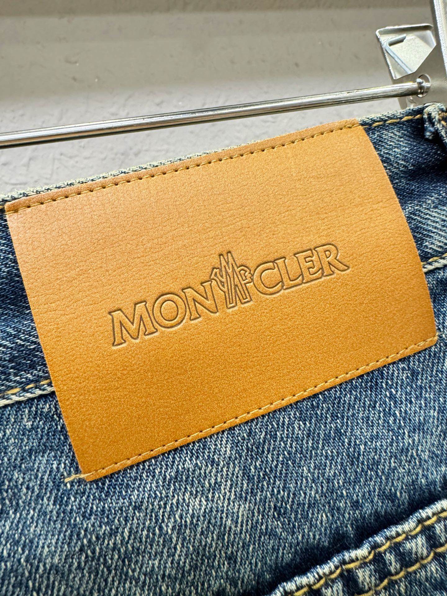 Moncler蒙口 专柜新品，原版牛仔裤 原版重工打造，品牌经典LOGO设计，三标齐全！原版五金辅料。专