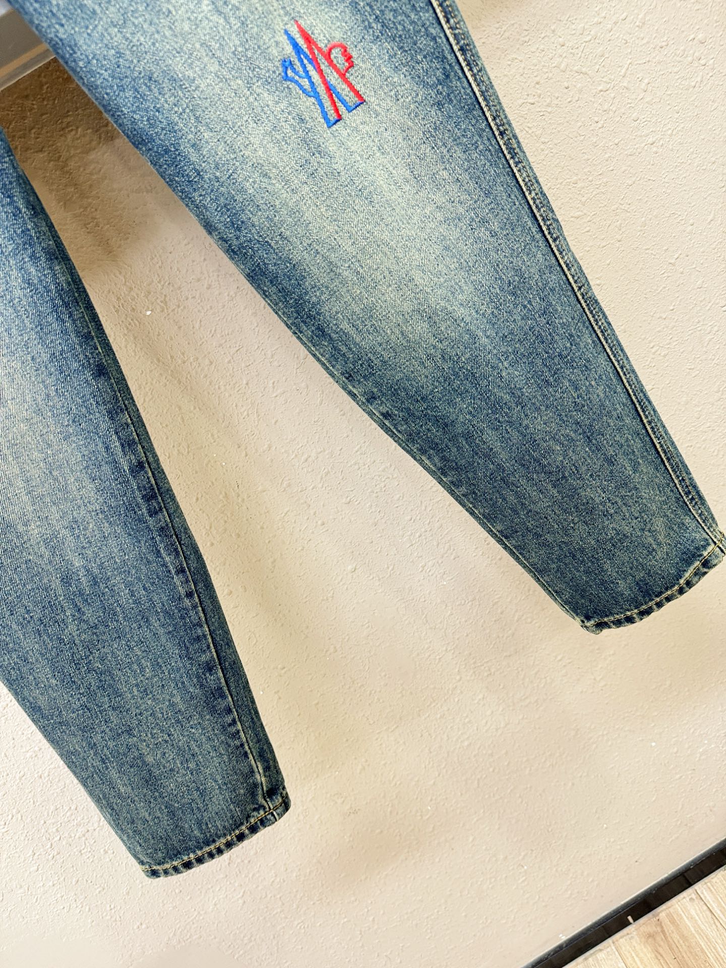 Moncler蒙口 专柜新品，原版牛仔裤 原版重工打造，品牌经典LOGO设计，三标齐全！原版五金辅料。专