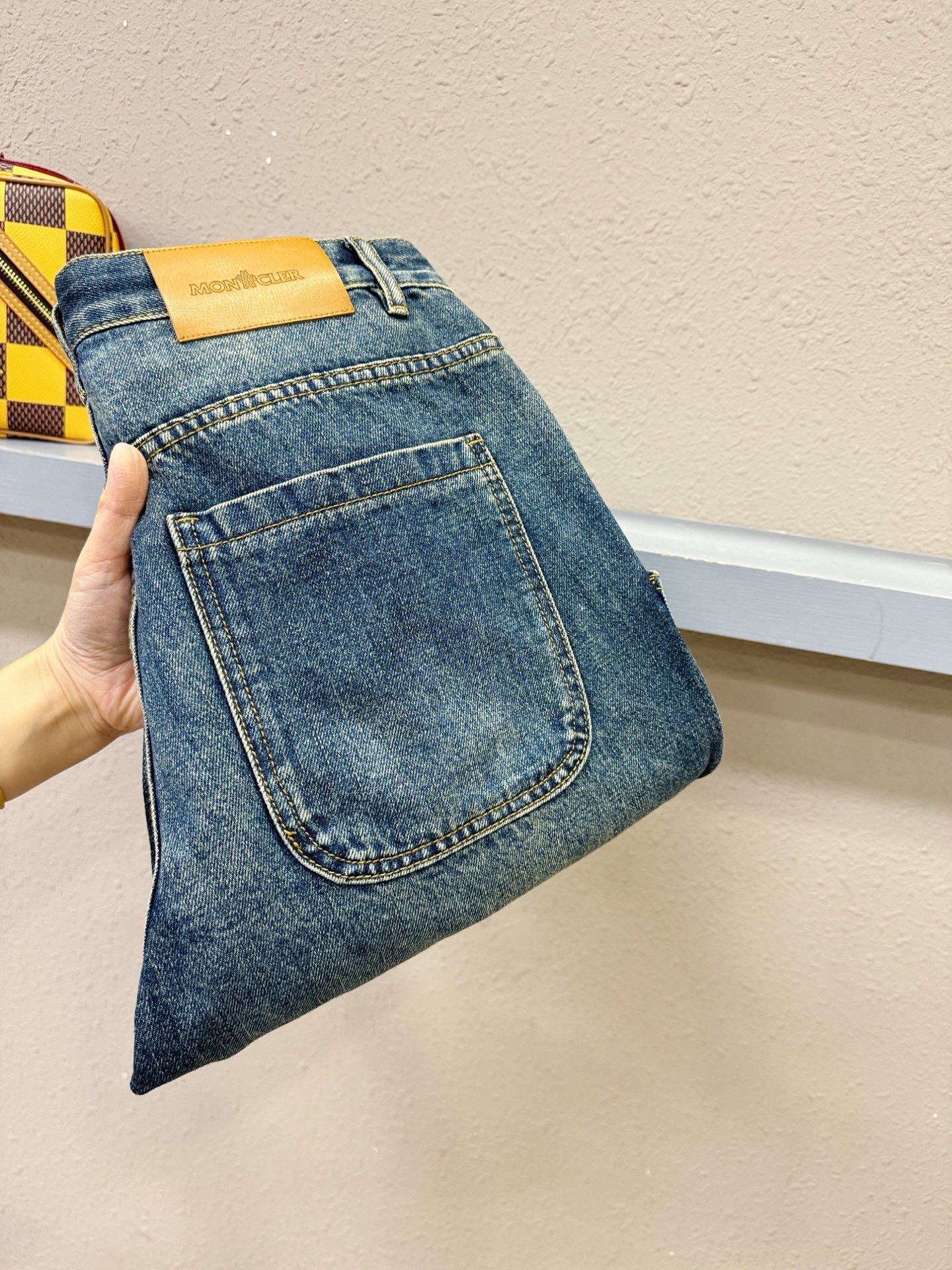 Moncler蒙口 专柜新品，原版牛仔裤 原版重工打造，品牌经典LOGO设计，三标齐全！原版五金辅料。专