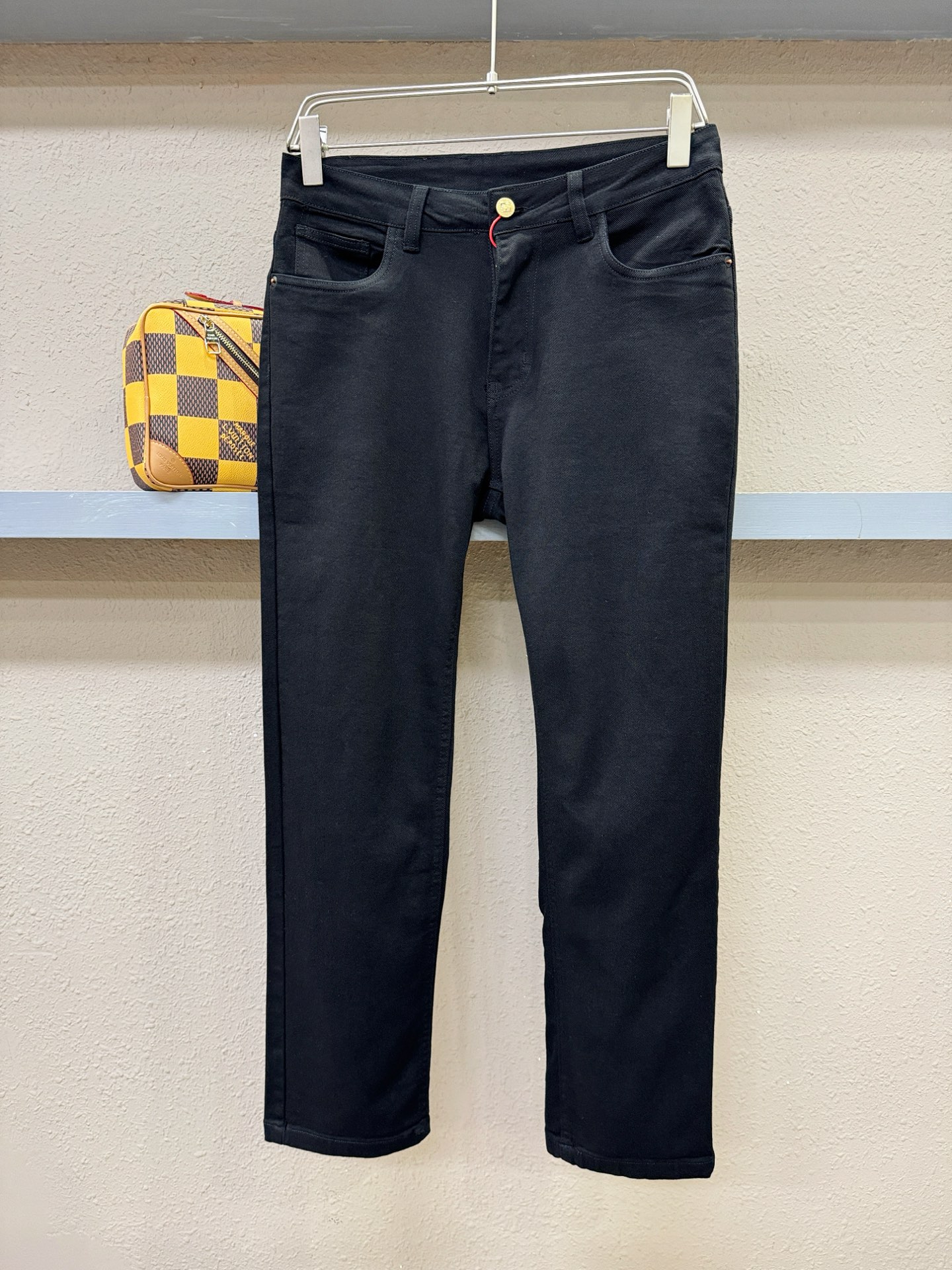 FENDI芬迪 专柜新品，原版牛仔裤 原版重工打造，品牌经典LOGO设计，三标齐全！原版五金辅料。专柜定