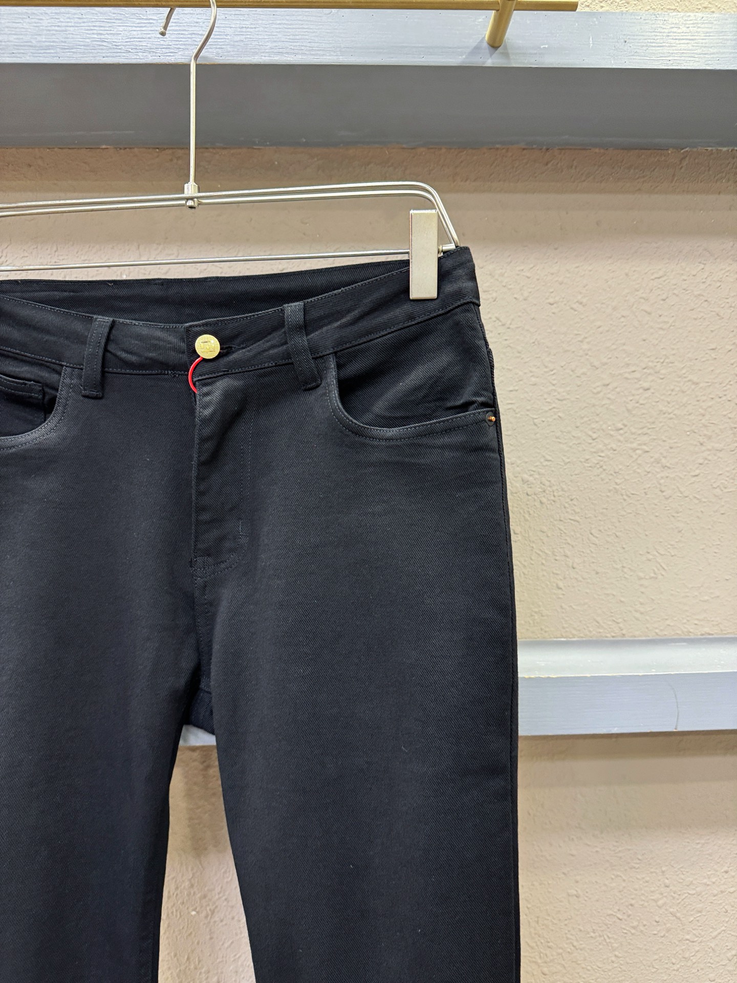 FENDI芬迪 专柜新品，原版牛仔裤 原版重工打造，品牌经典LOGO设计，三标齐全！原版五金辅料。专柜定