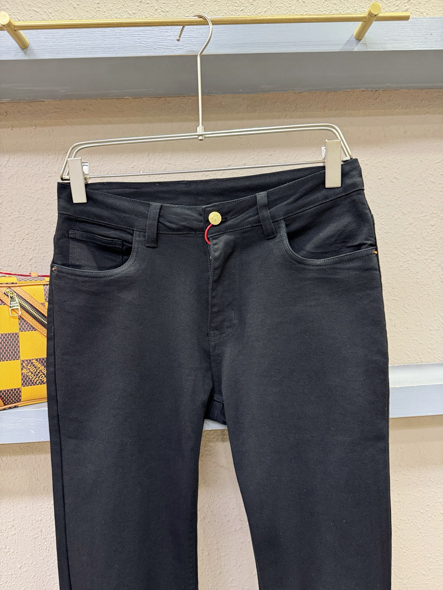 FENDI芬迪 专柜新品，原版牛仔裤 原版重工打造，品牌经典LOGO设计，三标齐全！原版五金辅料。专柜定