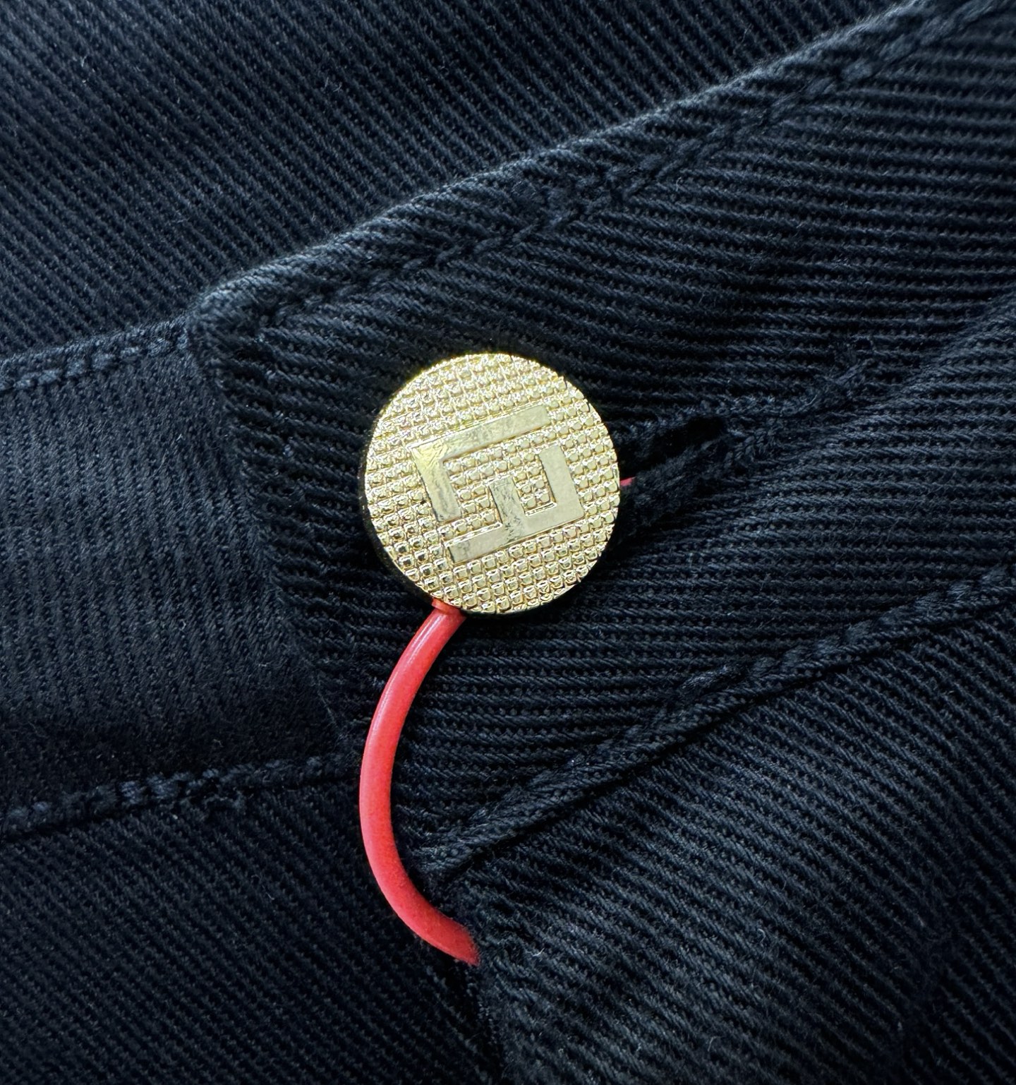 FENDI芬迪 专柜新品，原版牛仔裤 原版重工打造，品牌经典LOGO设计，三标齐全！原版五金辅料。专柜定