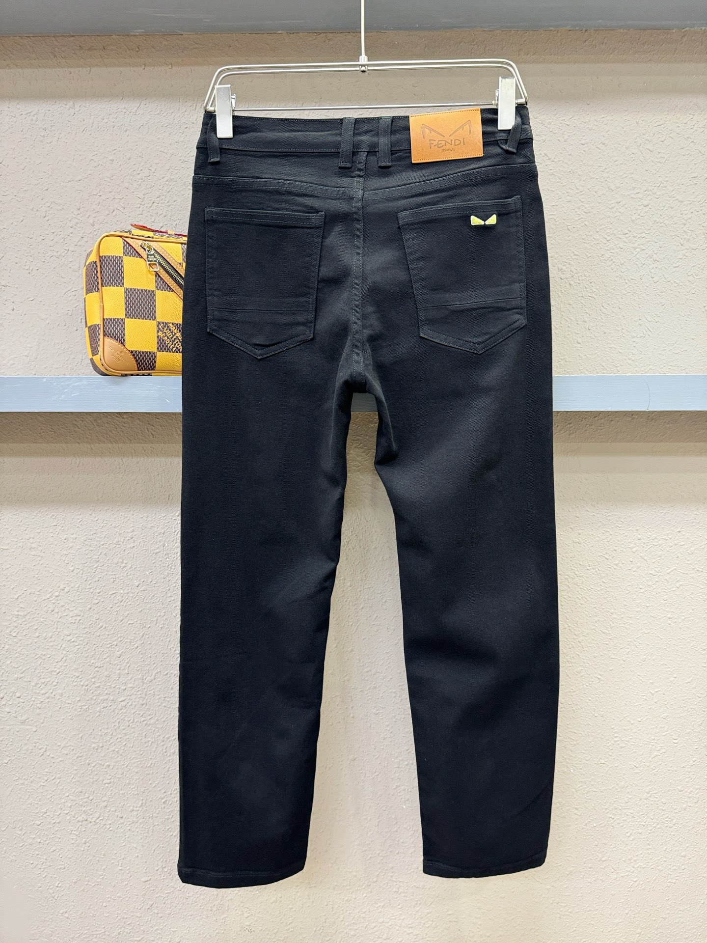 FENDI芬迪 专柜新品，原版牛仔裤 原版重工打造，品牌经典LOGO设计，三标齐全！原版五金辅料。专柜定