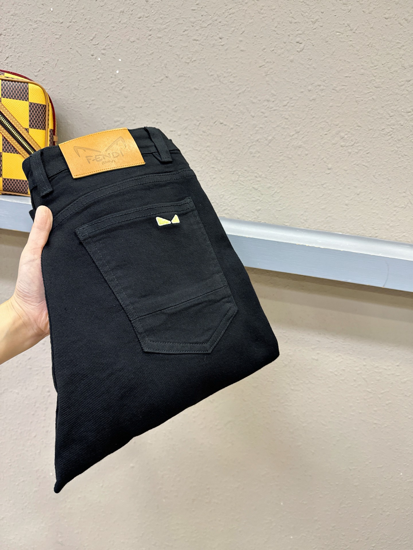 FENDI芬迪 专柜新品，原版牛仔裤 原版重工打造，品牌经典LOGO设计，三标齐全！原版五金辅料。专柜定