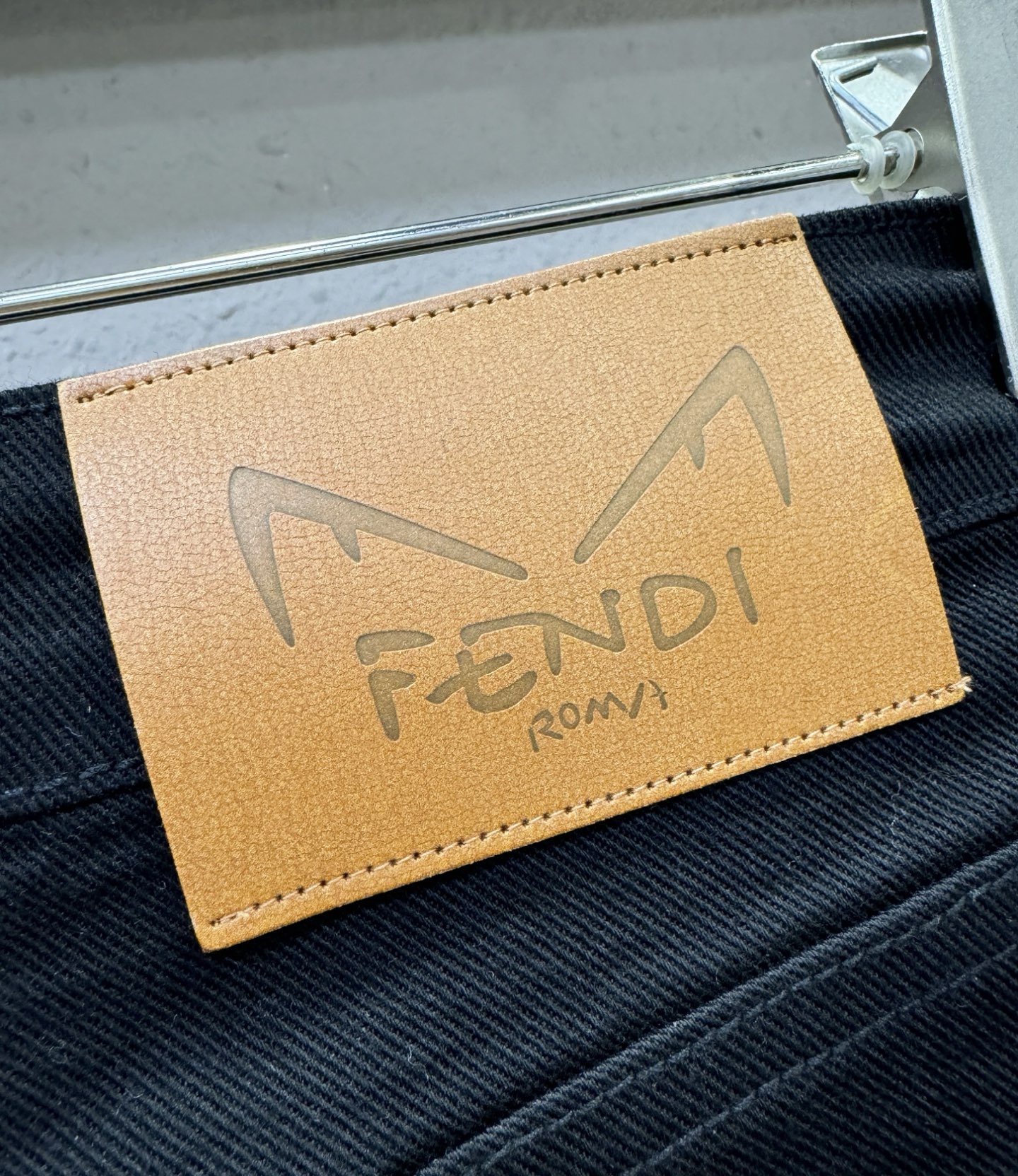 FENDI芬迪 专柜新品，原版牛仔裤 原版重工打造，品牌经典LOGO设计，三标齐全！原版五金辅料。专柜定