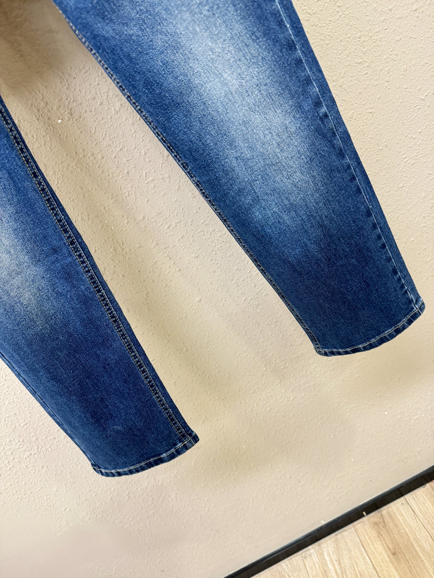 Armani 阿玛尼 专柜新品，原版牛仔裤 原版重工打造，品牌经典LOGO设计，三标齐全！原版五金辅料。