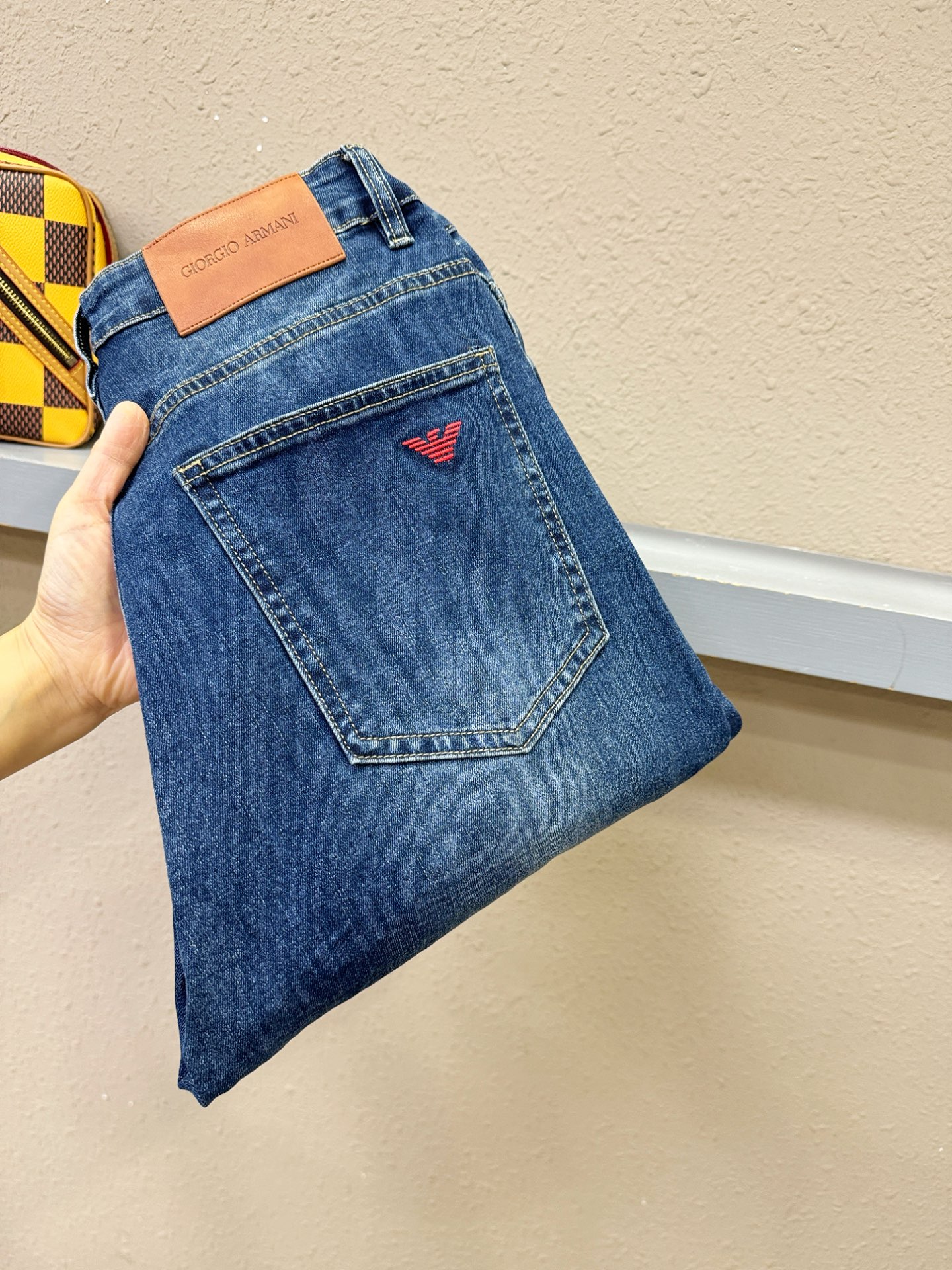 Armani 阿玛尼 专柜新品，原版牛仔裤 原版重工打造，品牌经典LOGO设计，三标齐全！原版五金辅料。