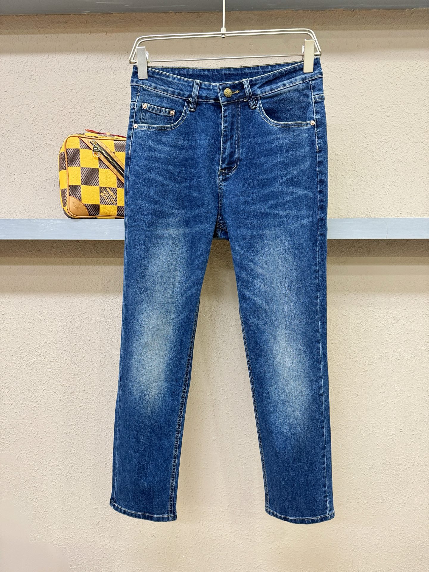 Armani 阿玛尼 专柜新品，原版牛仔裤 原版重工打造，品牌经典LOGO设计，三标齐全！原版五金辅料。