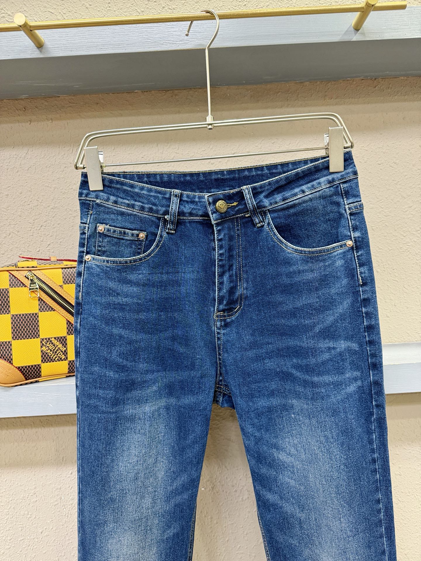 Armani 阿玛尼 专柜新品，原版牛仔裤 原版重工打造，品牌经典LOGO设计，三标齐全！原版五金辅料。