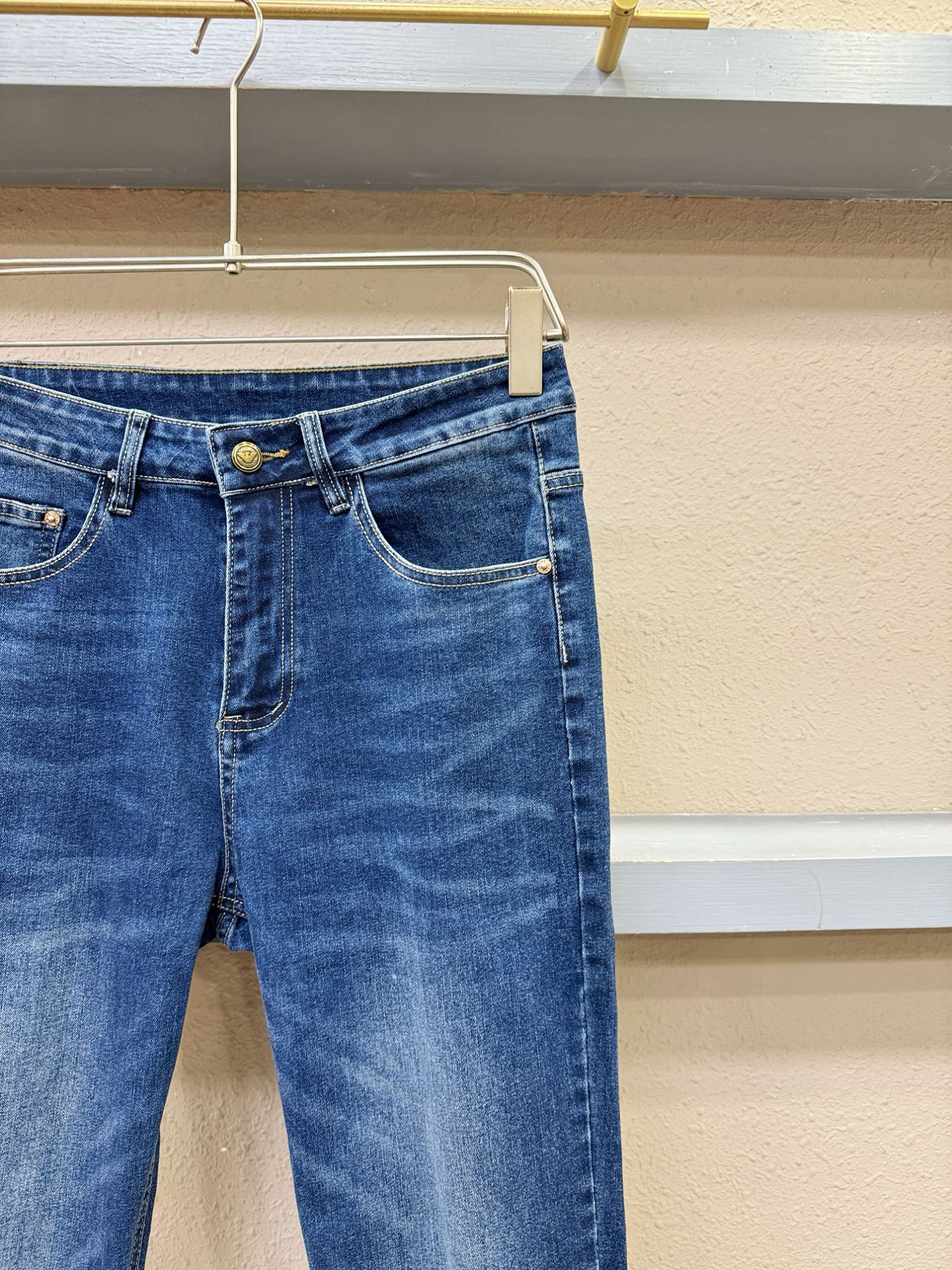 Armani 阿玛尼 专柜新品，原版牛仔裤 原版重工打造，品牌经典LOGO设计，三标齐全！原版五金辅料。