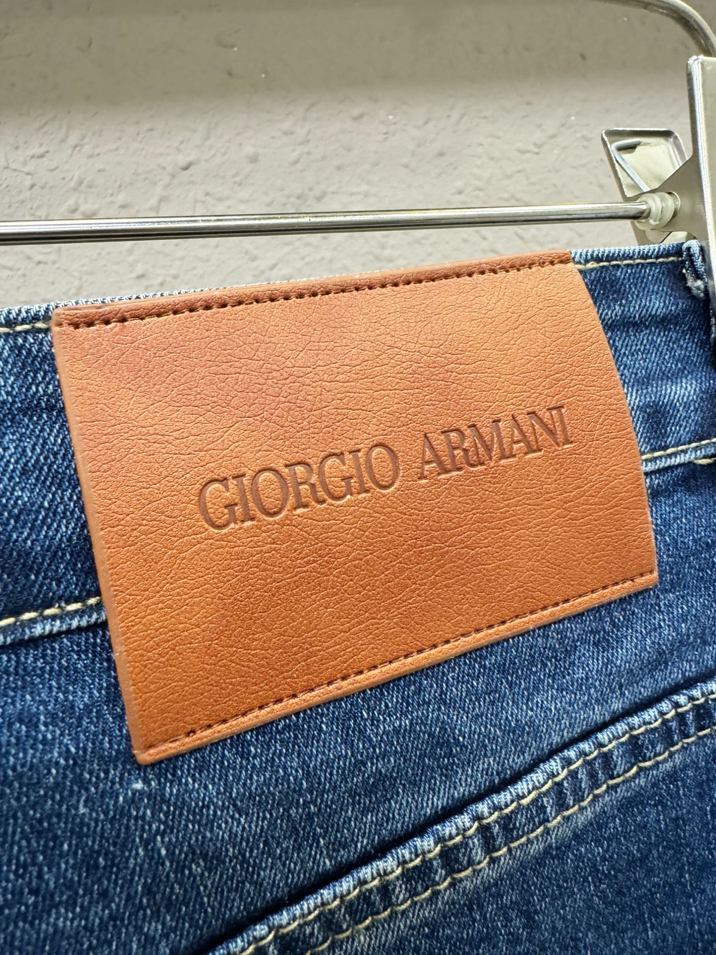 Armani 阿玛尼 专柜新品，原版牛仔裤 原版重工打造，品牌经典LOGO设计，三标齐全！原版五金辅料。