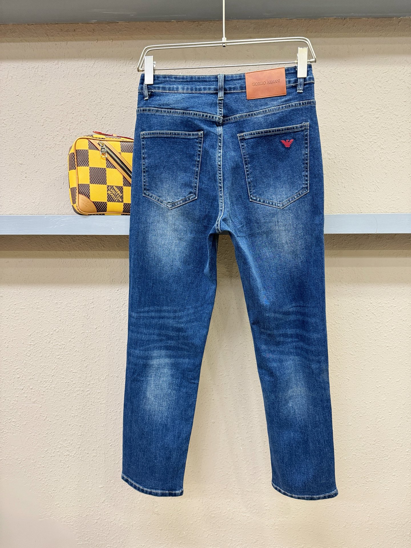 Armani 阿玛尼 专柜新品，原版牛仔裤 原版重工打造，品牌经典LOGO设计，三标齐全！原版五金辅料。