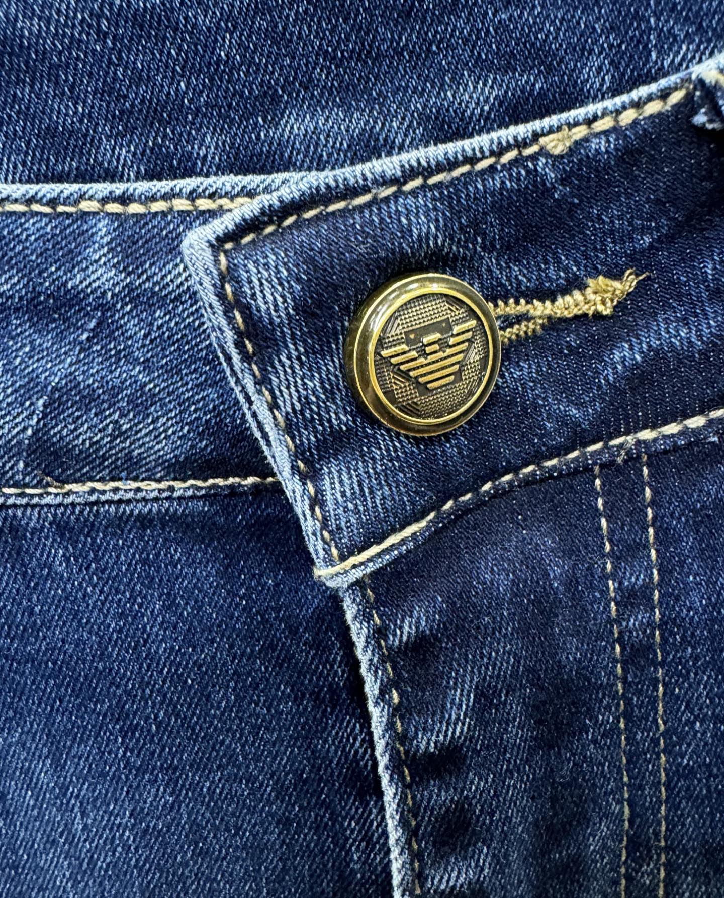 Armani 阿玛尼 专柜新品，原版牛仔裤 原版重工打造，品牌经典LOGO设计，三标齐全！原版五金辅料。