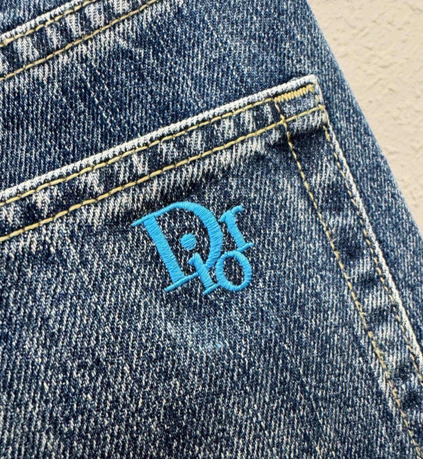 Dior迪奥 专柜新品，原版牛仔裤 原版重工打造，品牌经典LOGO设计，三标齐全！原版五金辅料。专柜定制