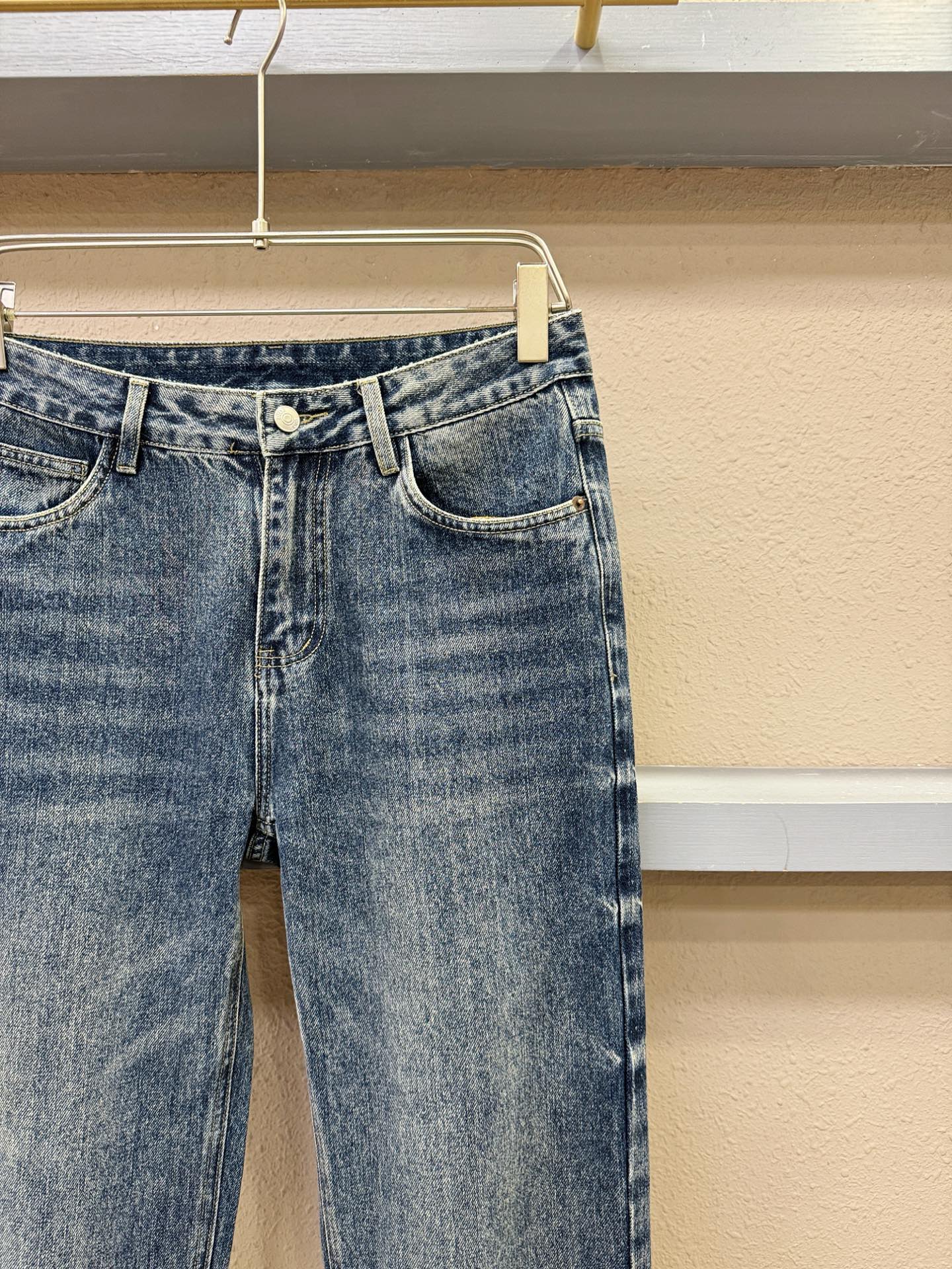 Dior迪奥 专柜新品，原版牛仔裤 原版重工打造，品牌经典LOGO设计，三标齐全！原版五金辅料。专柜定制