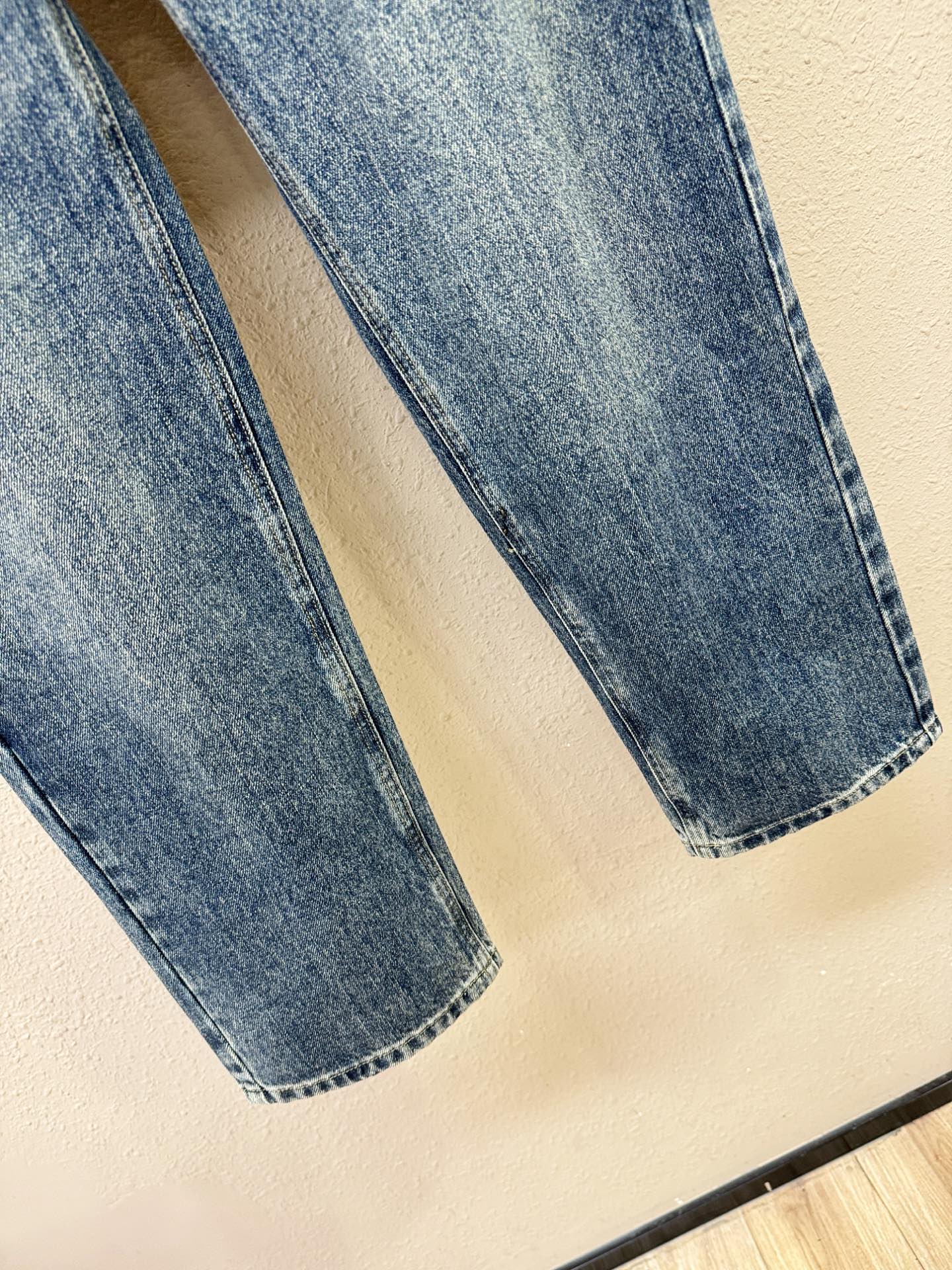 Dior迪奥 专柜新品，原版牛仔裤 原版重工打造，品牌经典LOGO设计，三标齐全！原版五金辅料。专柜定制