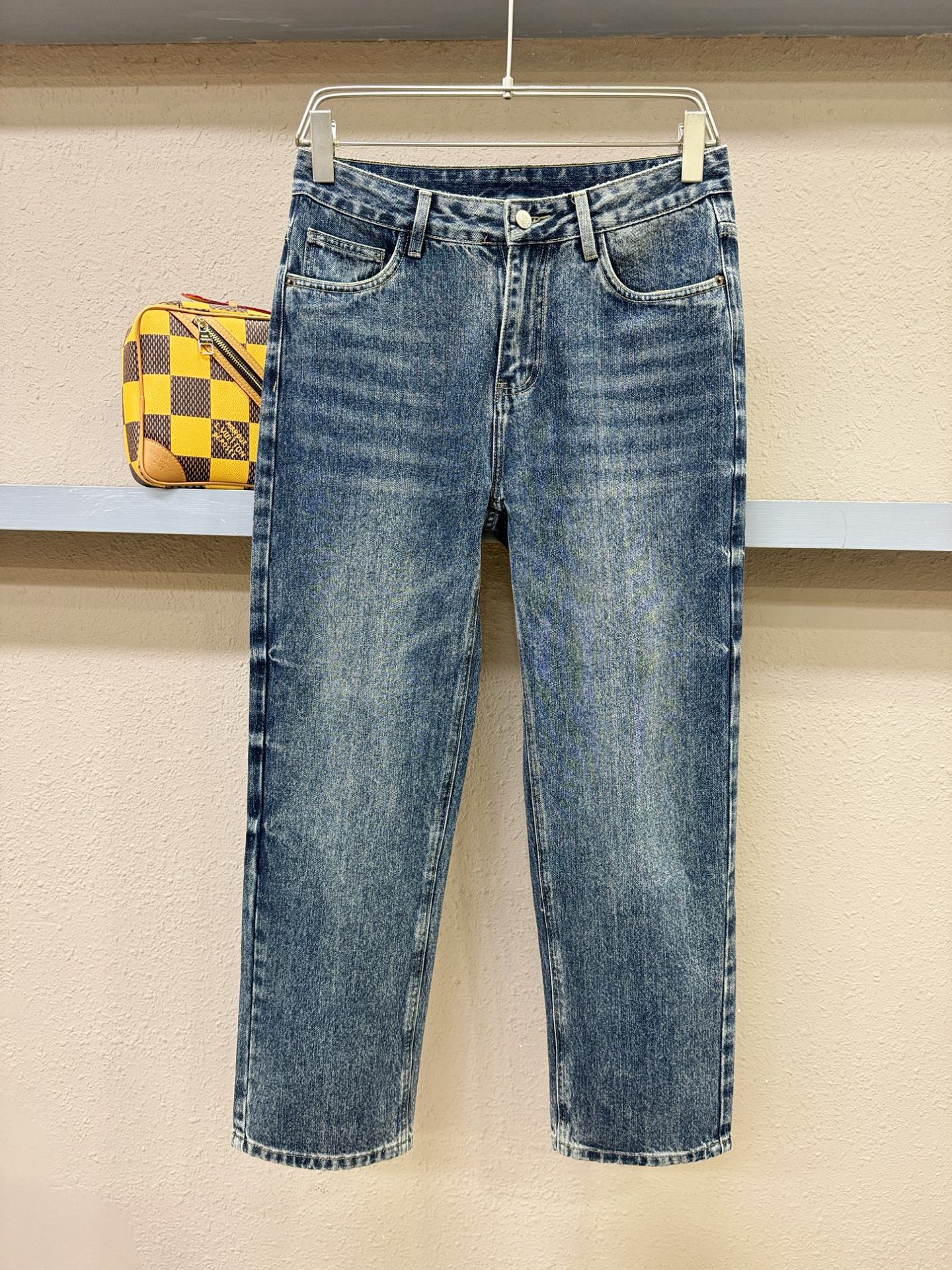 Dior迪奥 专柜新品，原版牛仔裤 原版重工打造，品牌经典LOGO设计，三标齐全！原版五金辅料。专柜定制