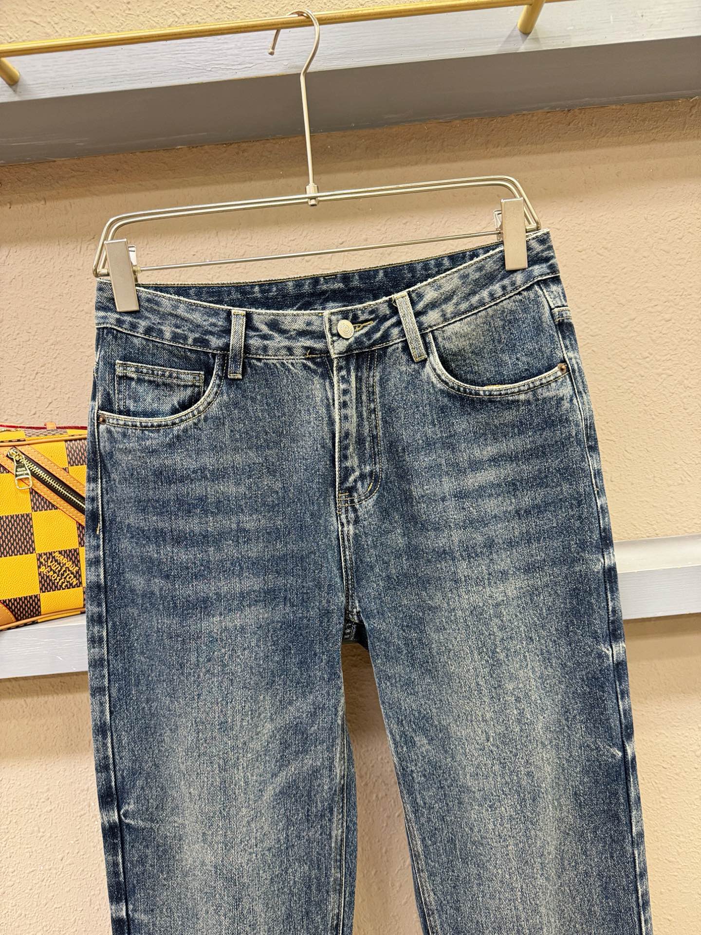 Dior迪奥 专柜新品，原版牛仔裤 原版重工打造，品牌经典LOGO设计，三标齐全！原版五金辅料。专柜定制