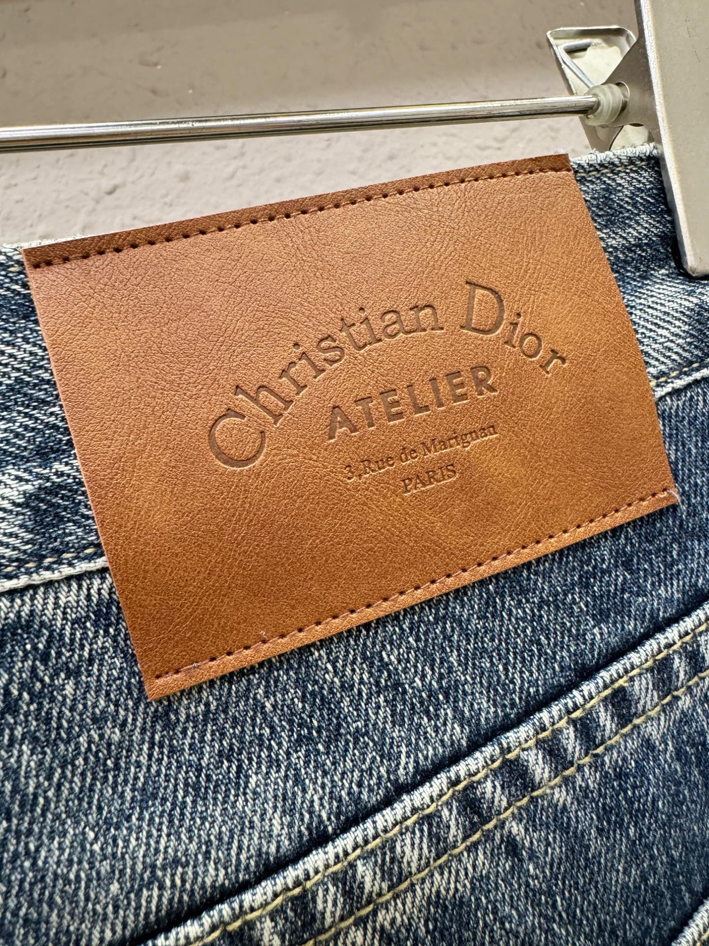 Dior迪奥 专柜新品，原版牛仔裤 原版重工打造，品牌经典LOGO设计，三标齐全！原版五金辅料。专柜定制