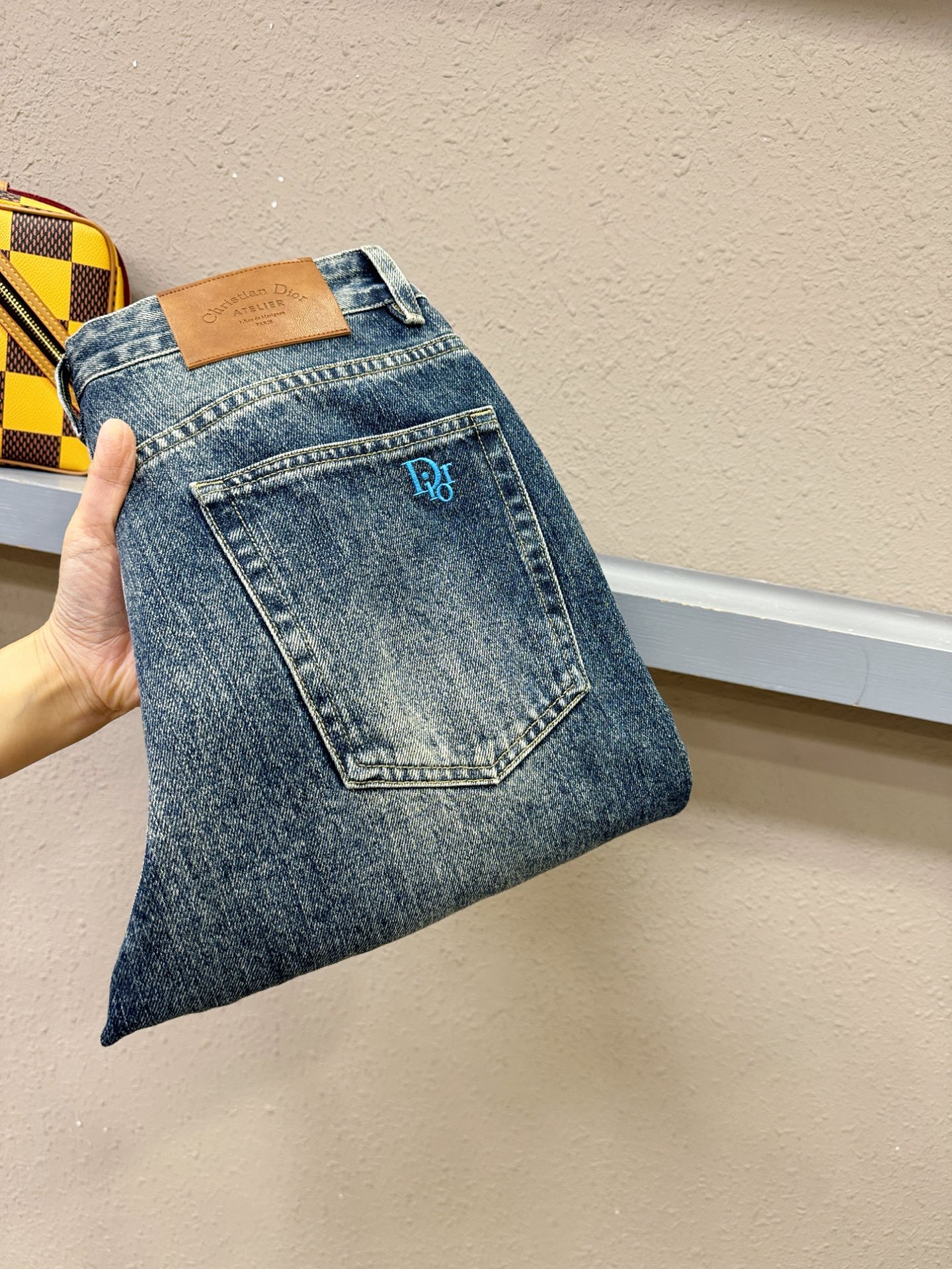 Dior迪奥 专柜新品，原版牛仔裤 原版重工打造，品牌经典LOGO设计，三标齐全！原版五金辅料。专柜定制