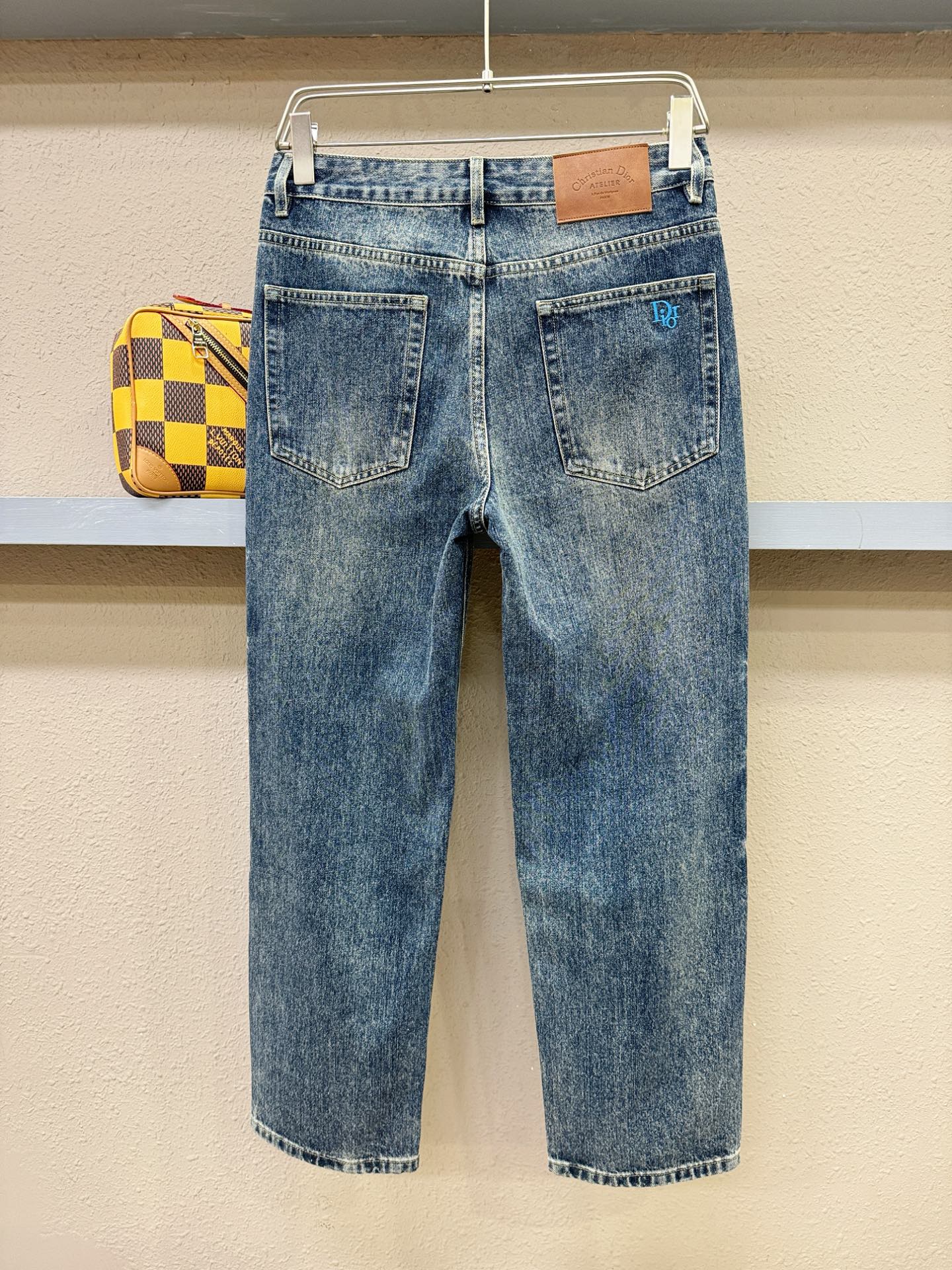 Dior迪奥 专柜新品，原版牛仔裤 原版重工打造，品牌经典LOGO设计，三标齐全！原版五金辅料。专柜定制